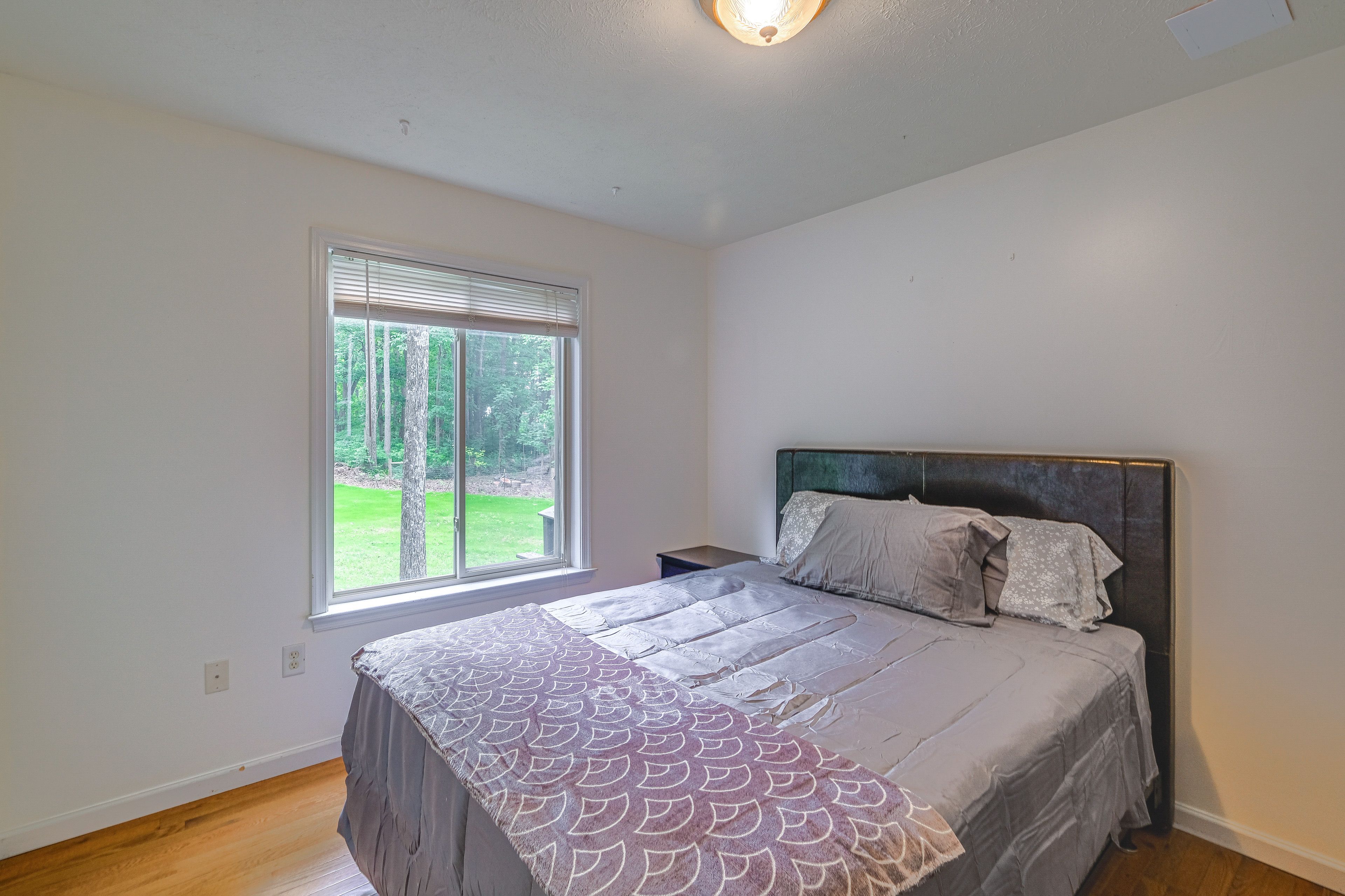 Bedroom 1 | Queen Bed | 1st Floor
