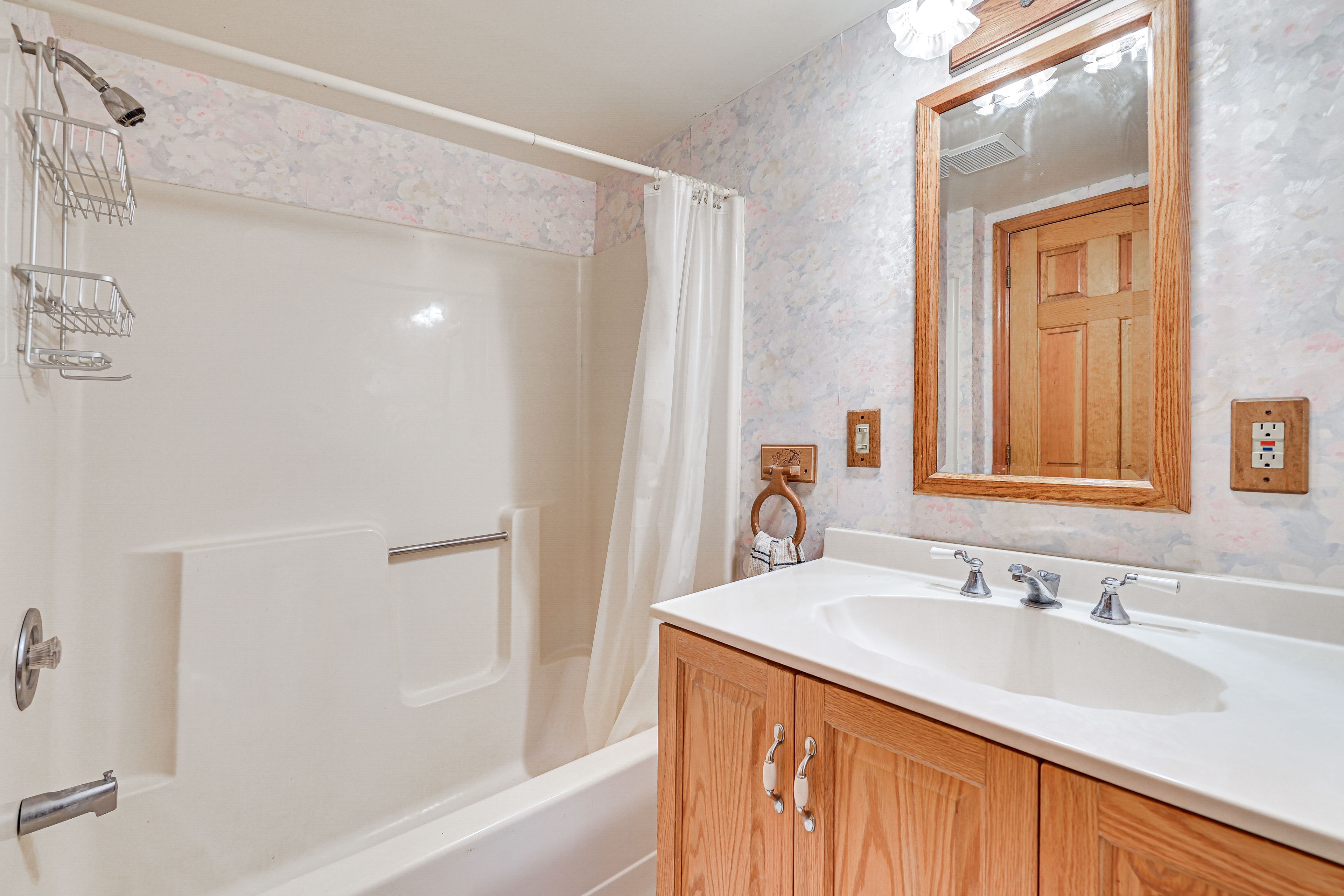 Full Bathroom | 2nd Floor | Complimentary Toiletries
