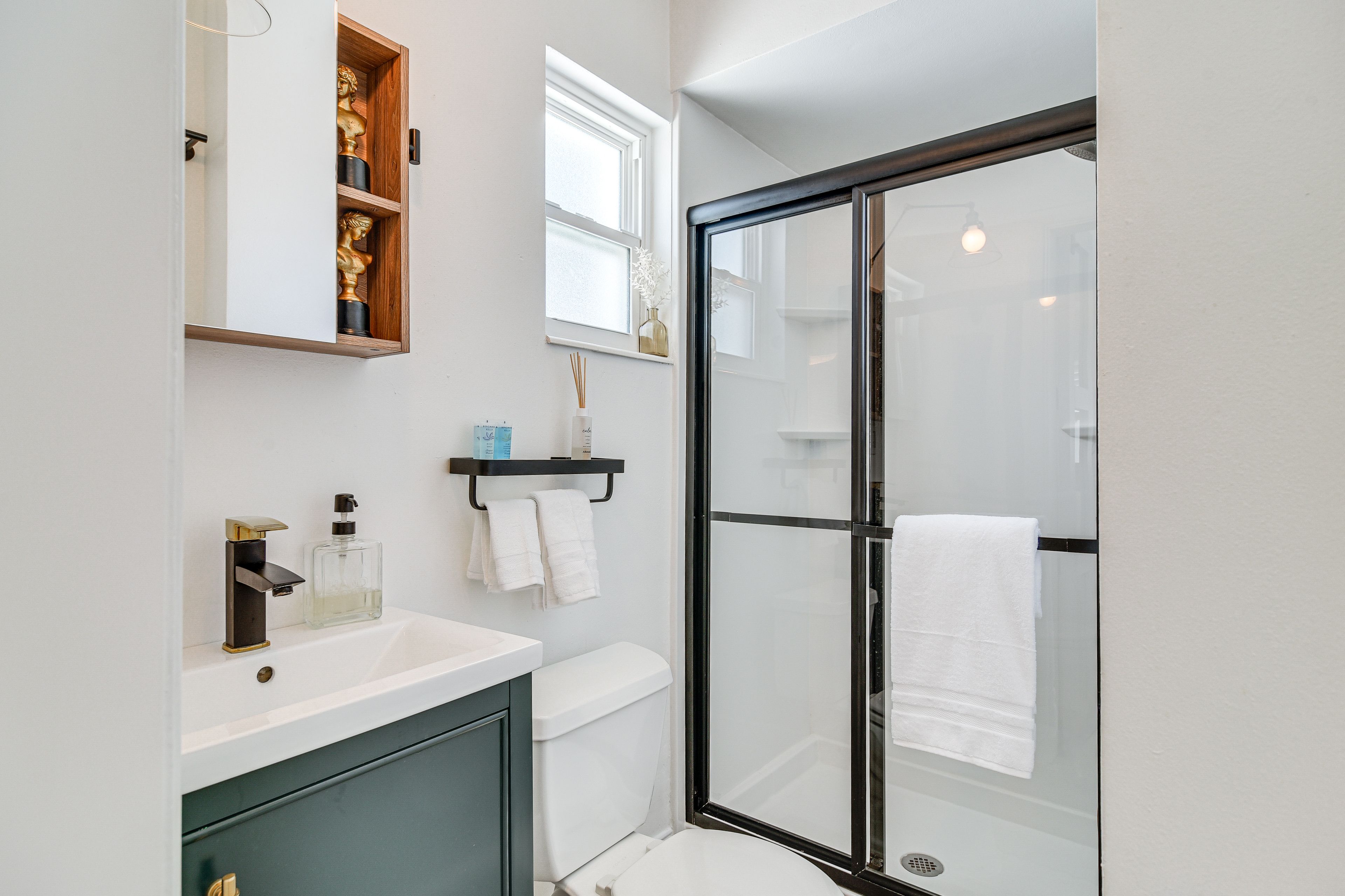 Full Bathroom | Towels Provided | Complimentary Toiletries