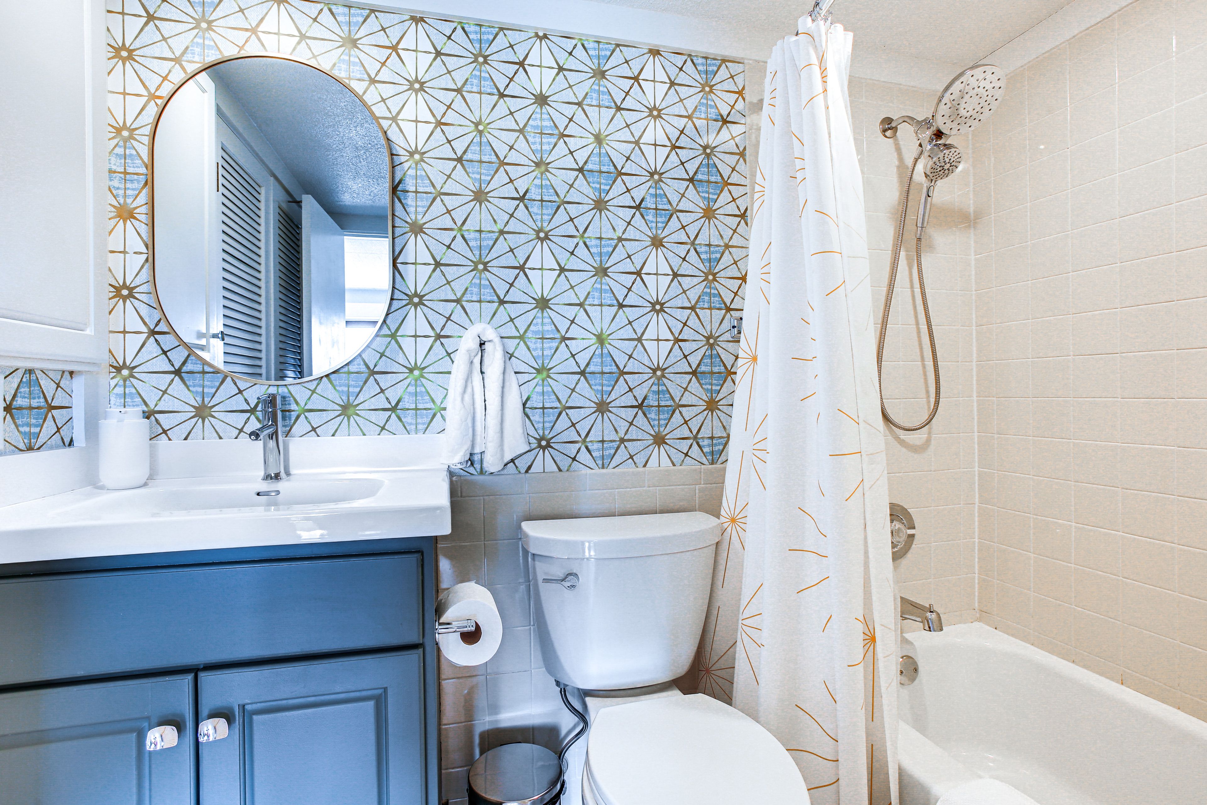 Full Bathroom | Shower/Tub Combo | Towels Provided