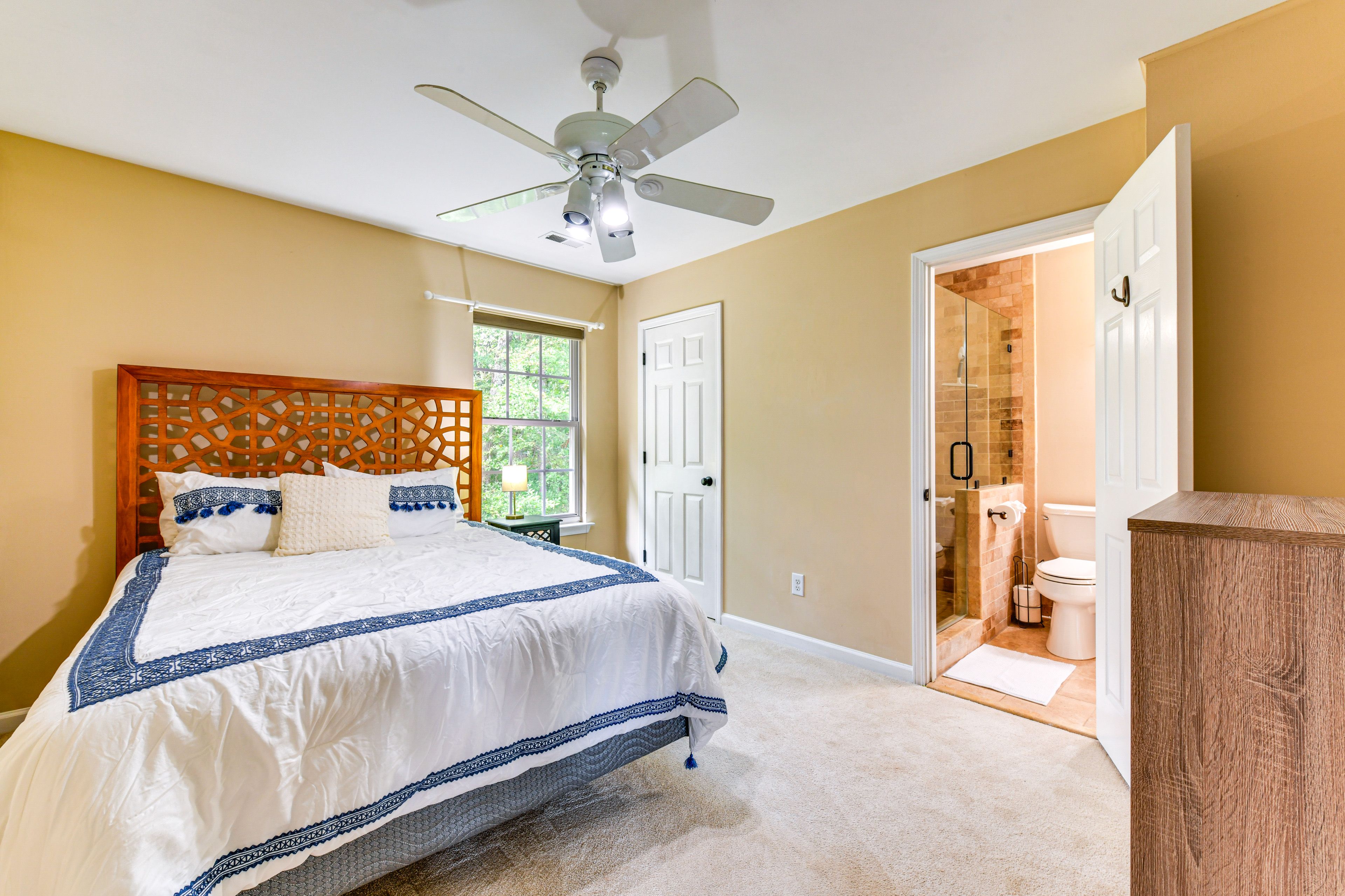 Bedroom 2 | Queen Bed | Smart TV | Shared En-Suite Bathroom | 2nd Floor
