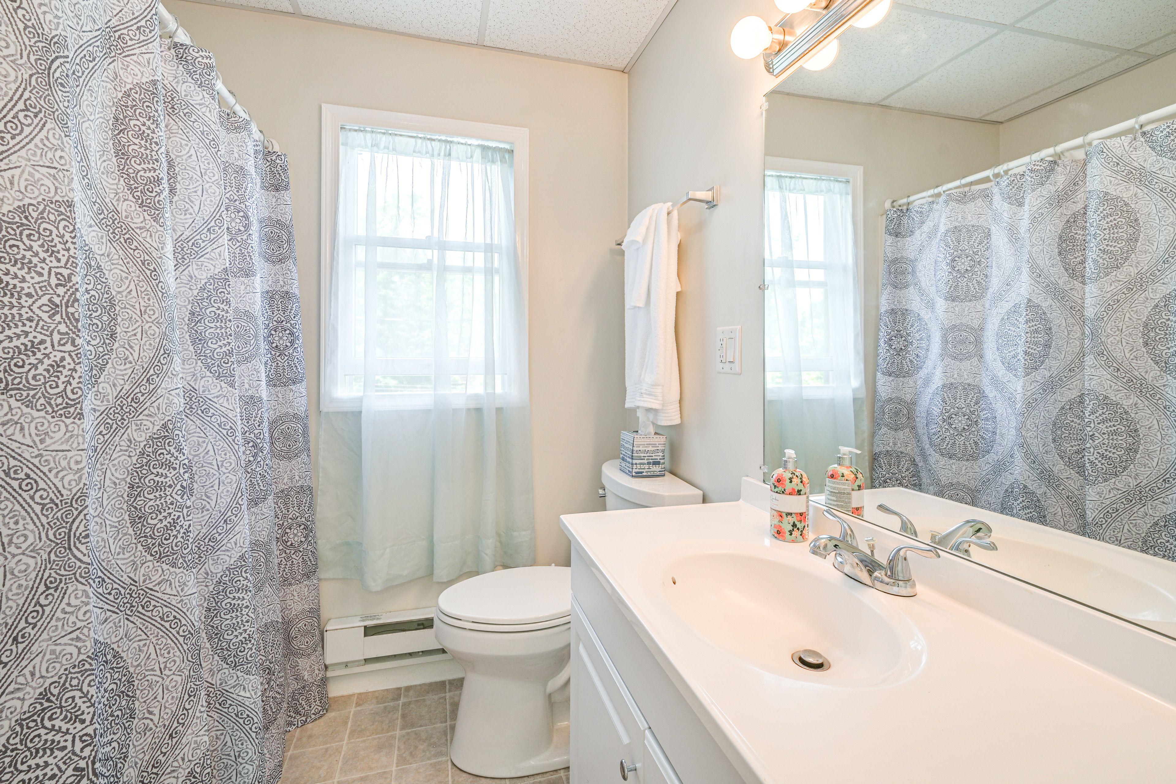 Full Bathroom | Towels Provided | Complimentary Toiletries