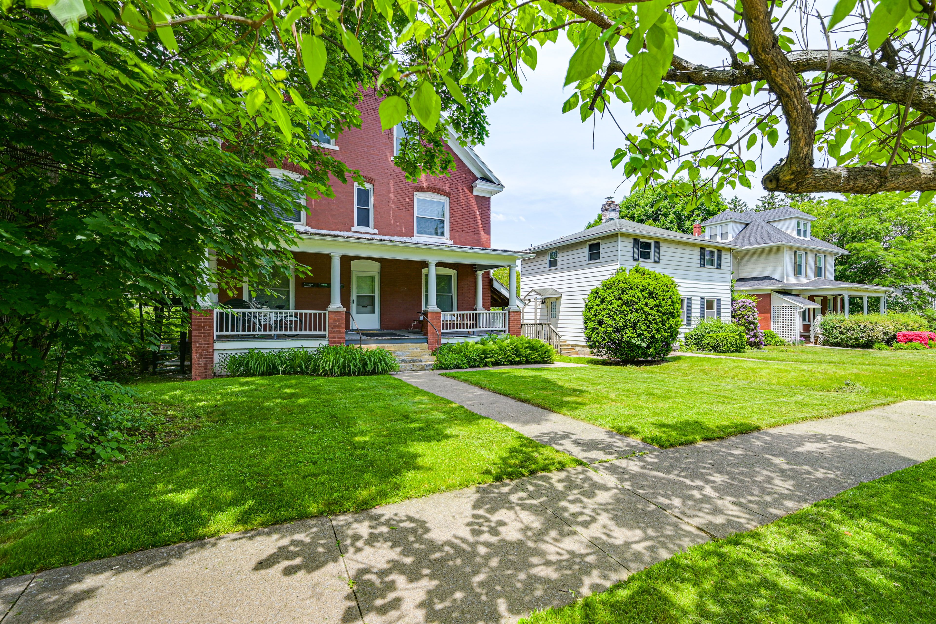 Community Amenities | Yard | Covered Porch | Picnic Table | Coin Laundry