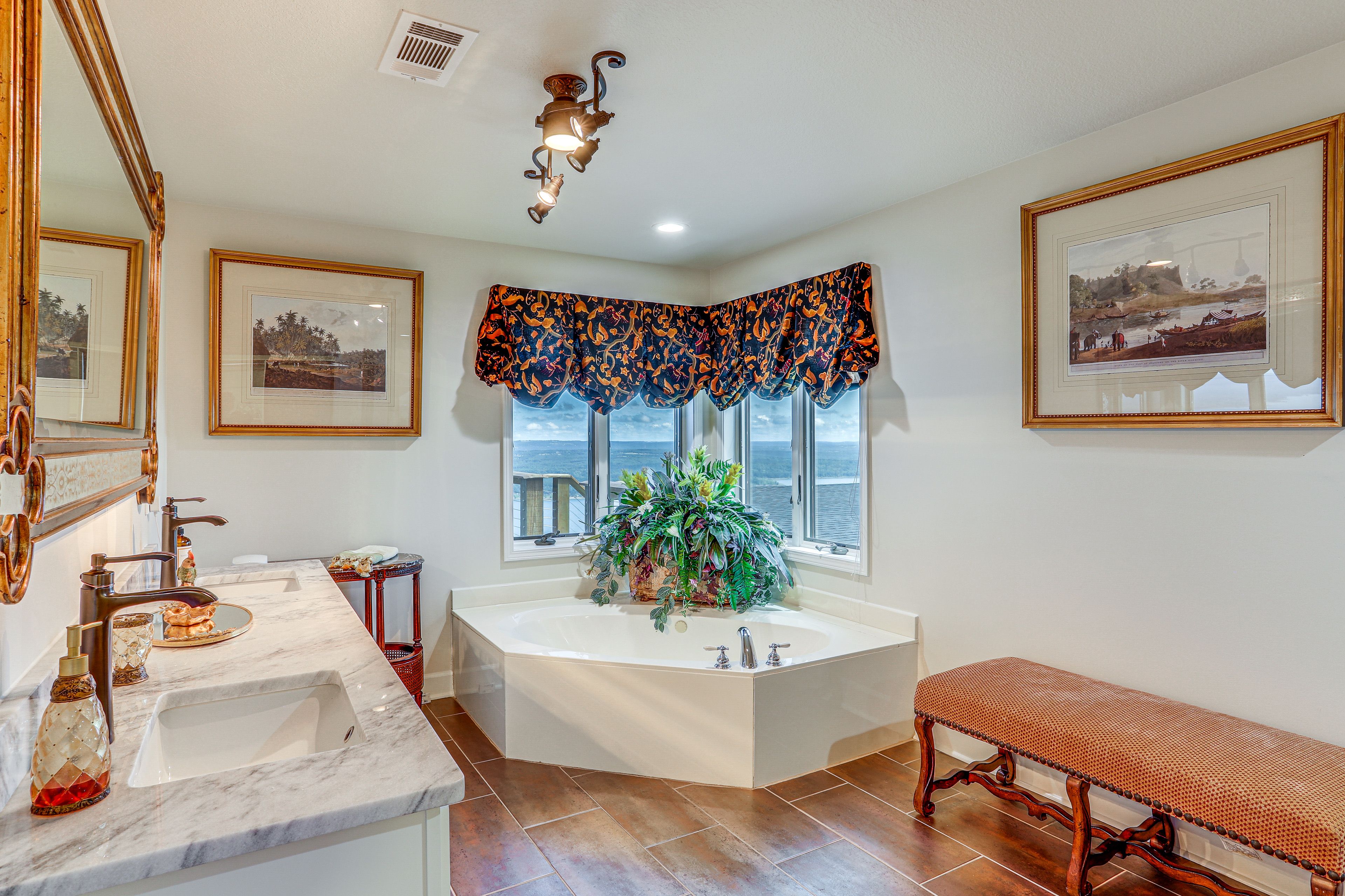 Full Bath | Soaker Tub | Towels | Main Level
