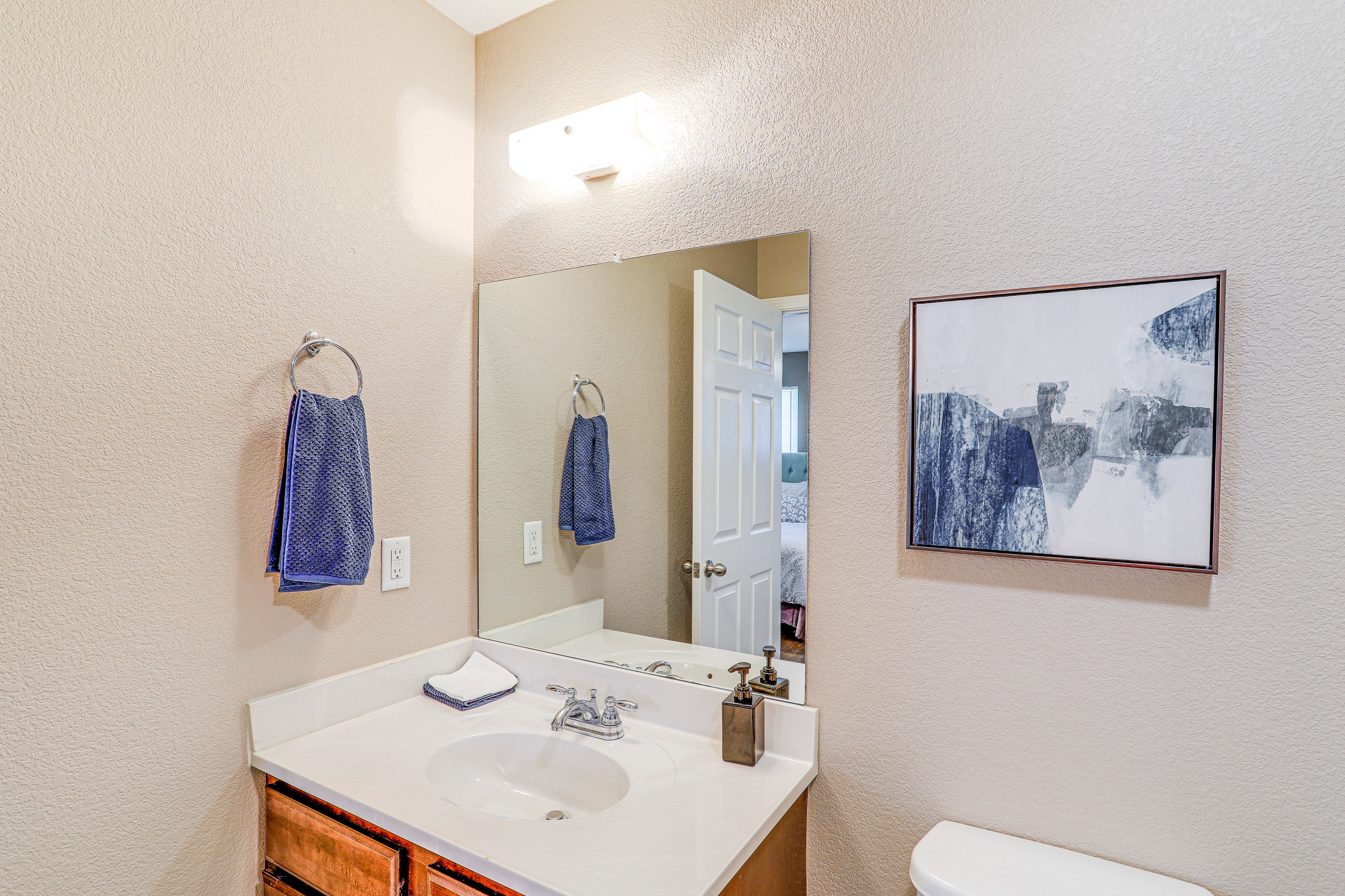 En-Suite Bathroom | Shower/Tub Combo | Complimentary Toiletries | 2nd Floor