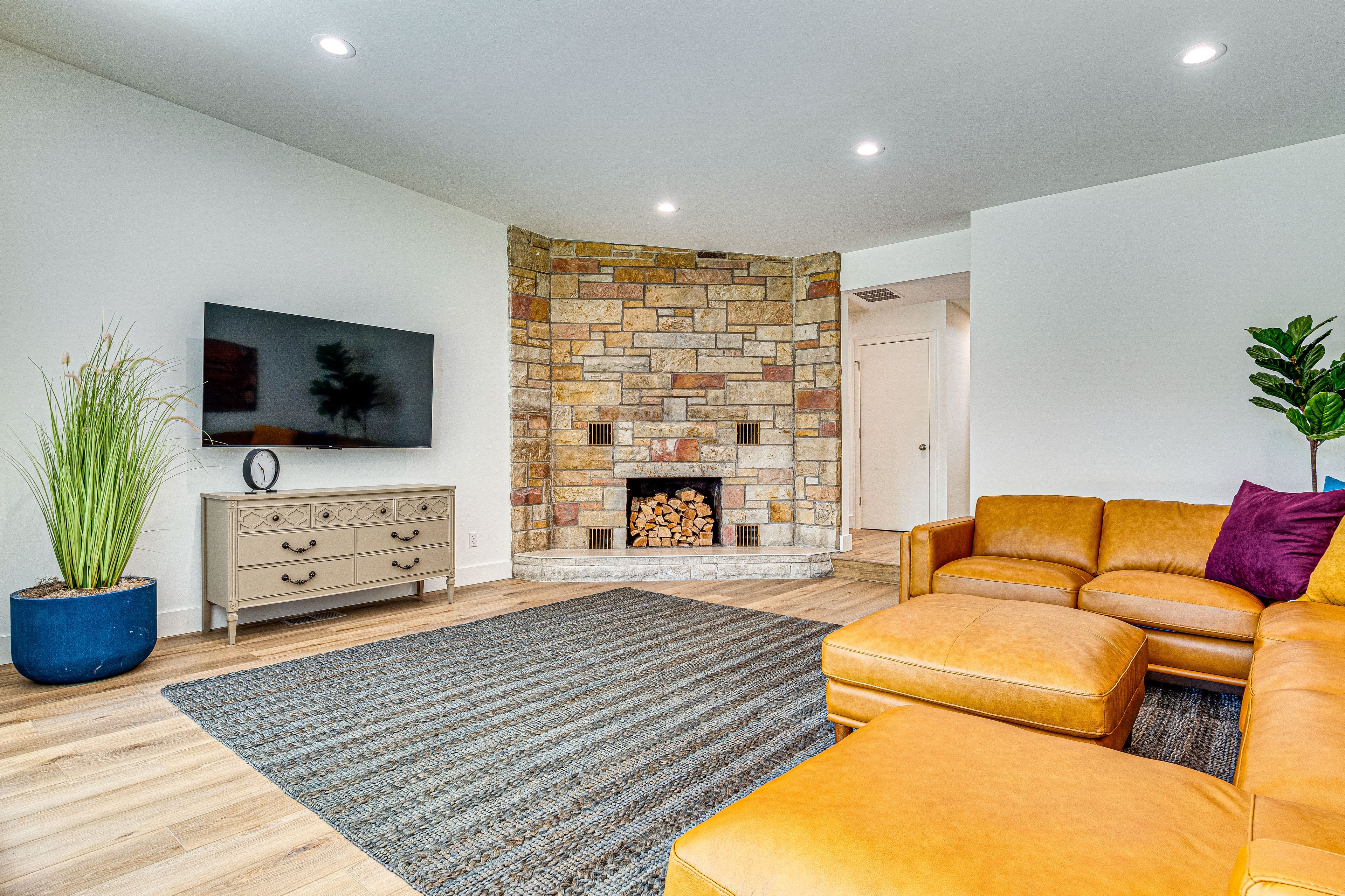 Living Room | Smart TV | Board Games & Books | Free WiFi