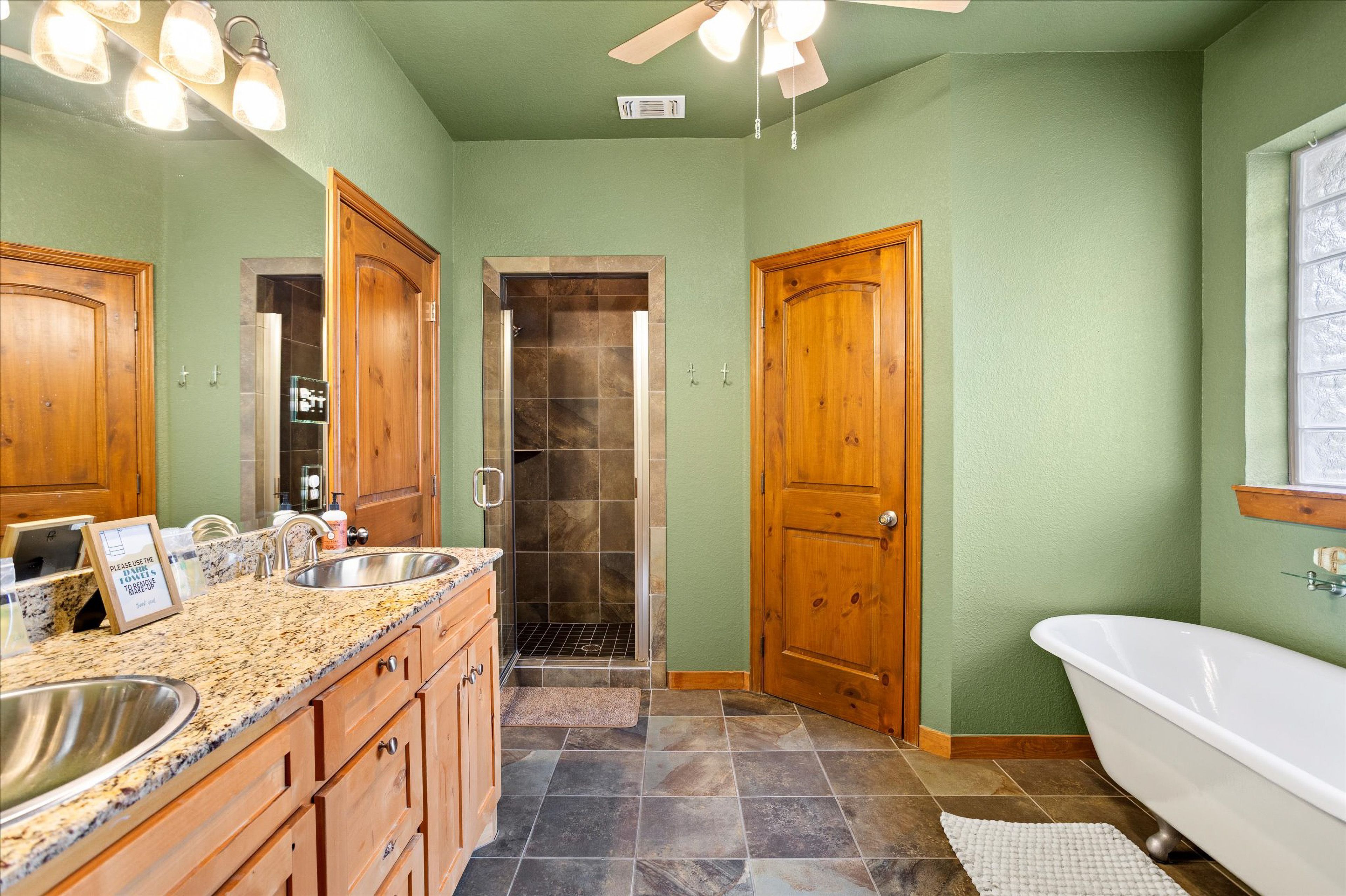 En-Suite Bathroom | Upper Level | Complimentary Toiletries