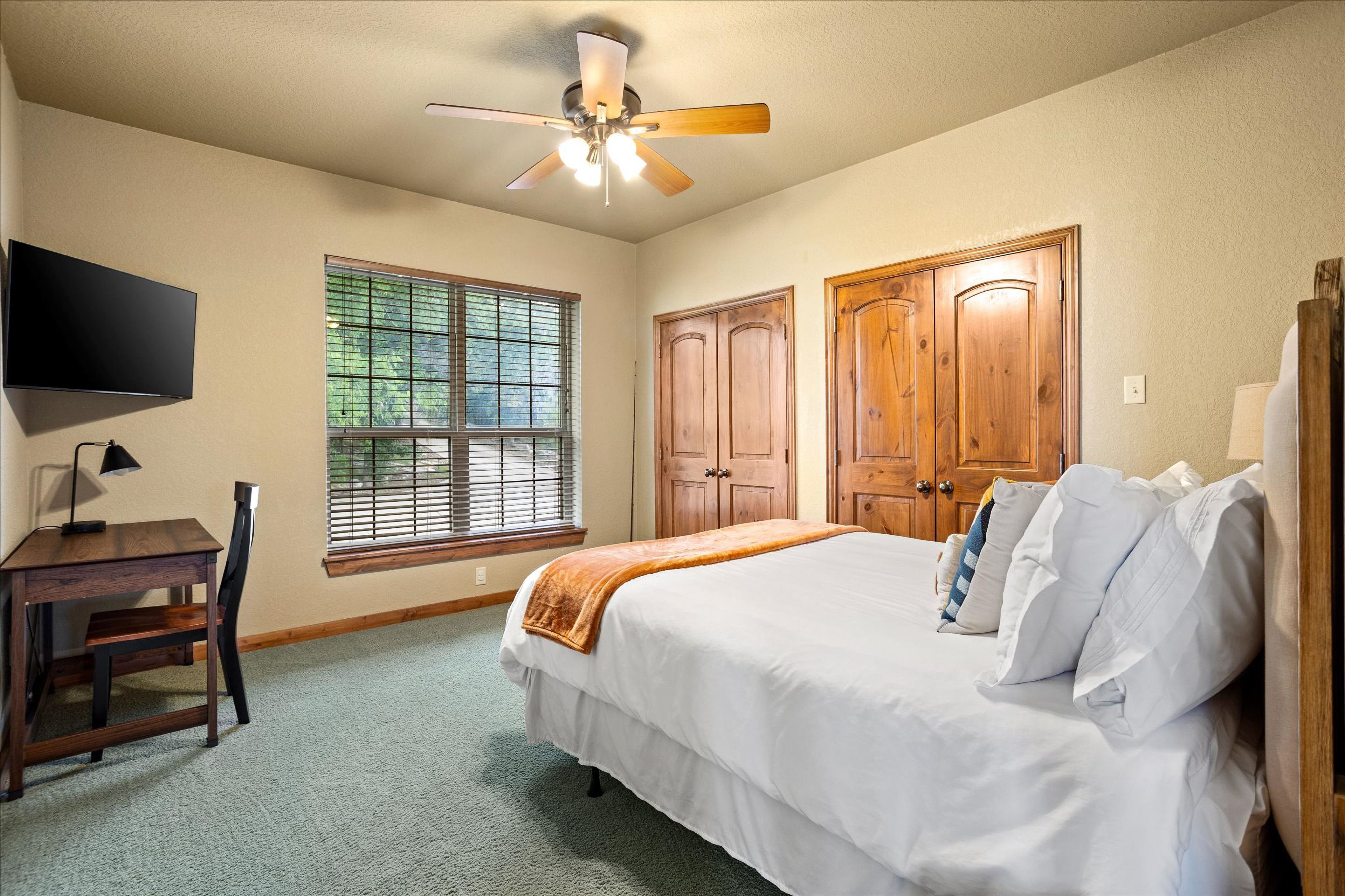 Bedroom 2 | Upper Level | Queen Bed | Laptop-Friendly Workspace