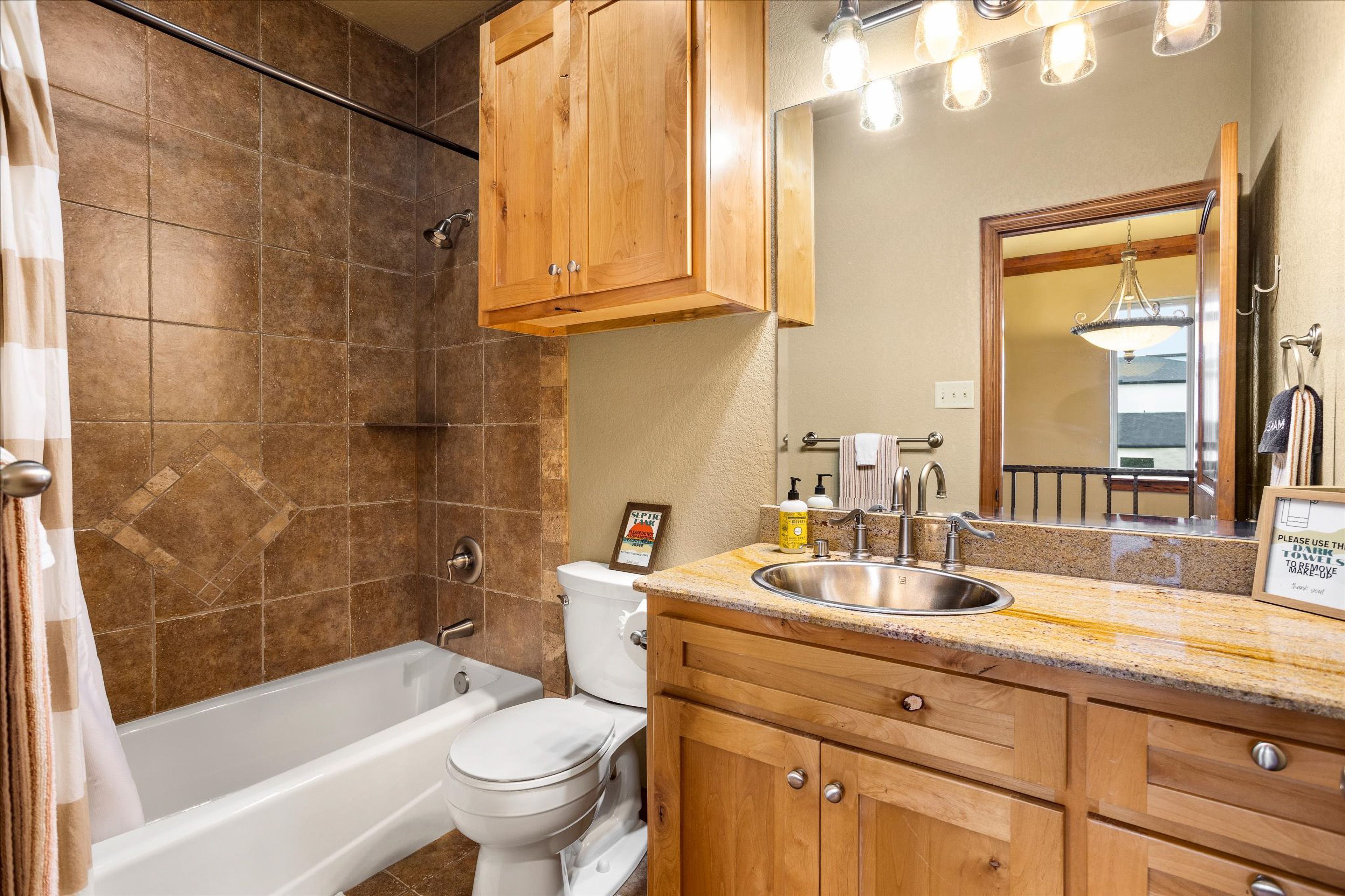 Full Bathroom | Upper Level | Towels Provided
