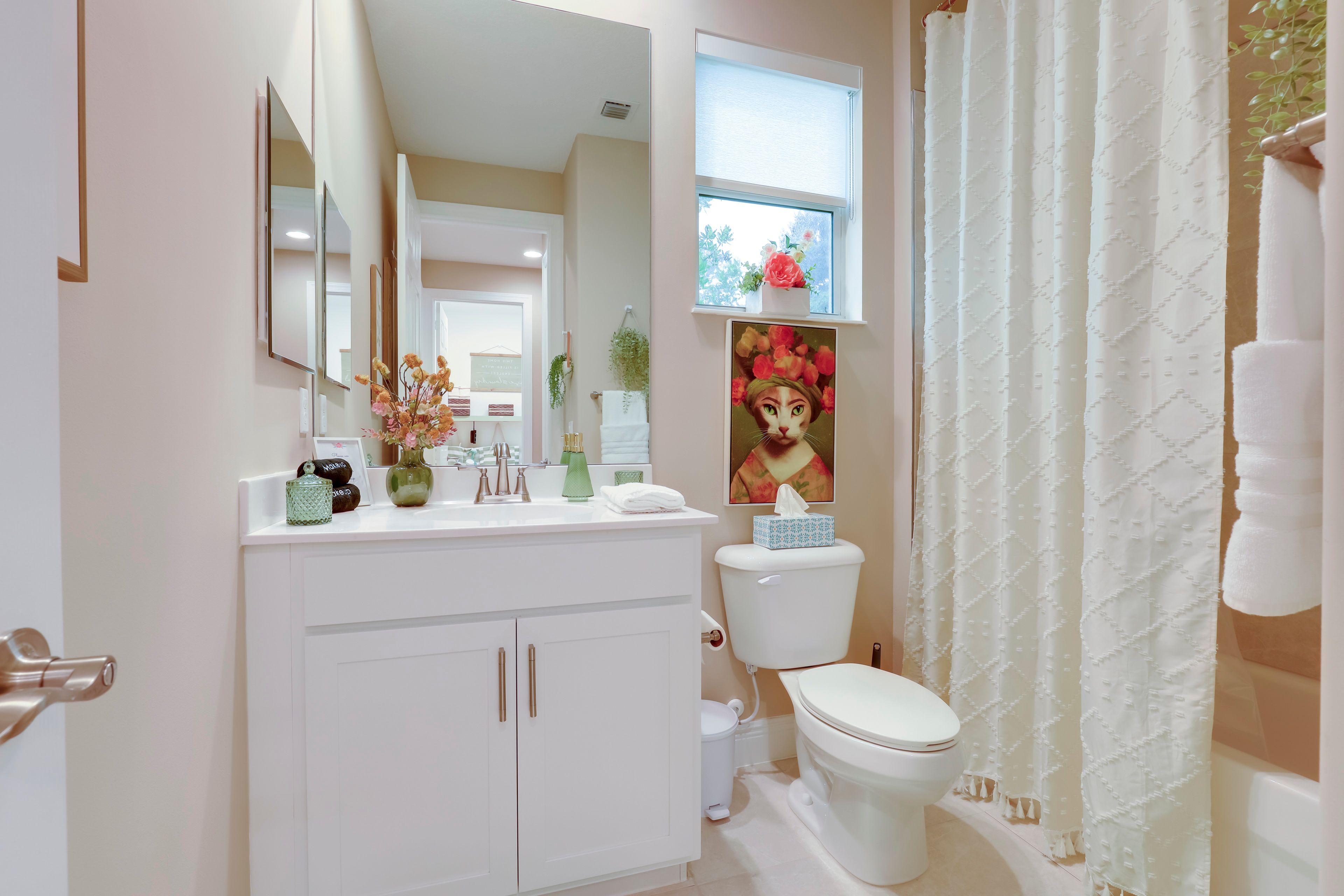 Full Bathroom | Towels Provided