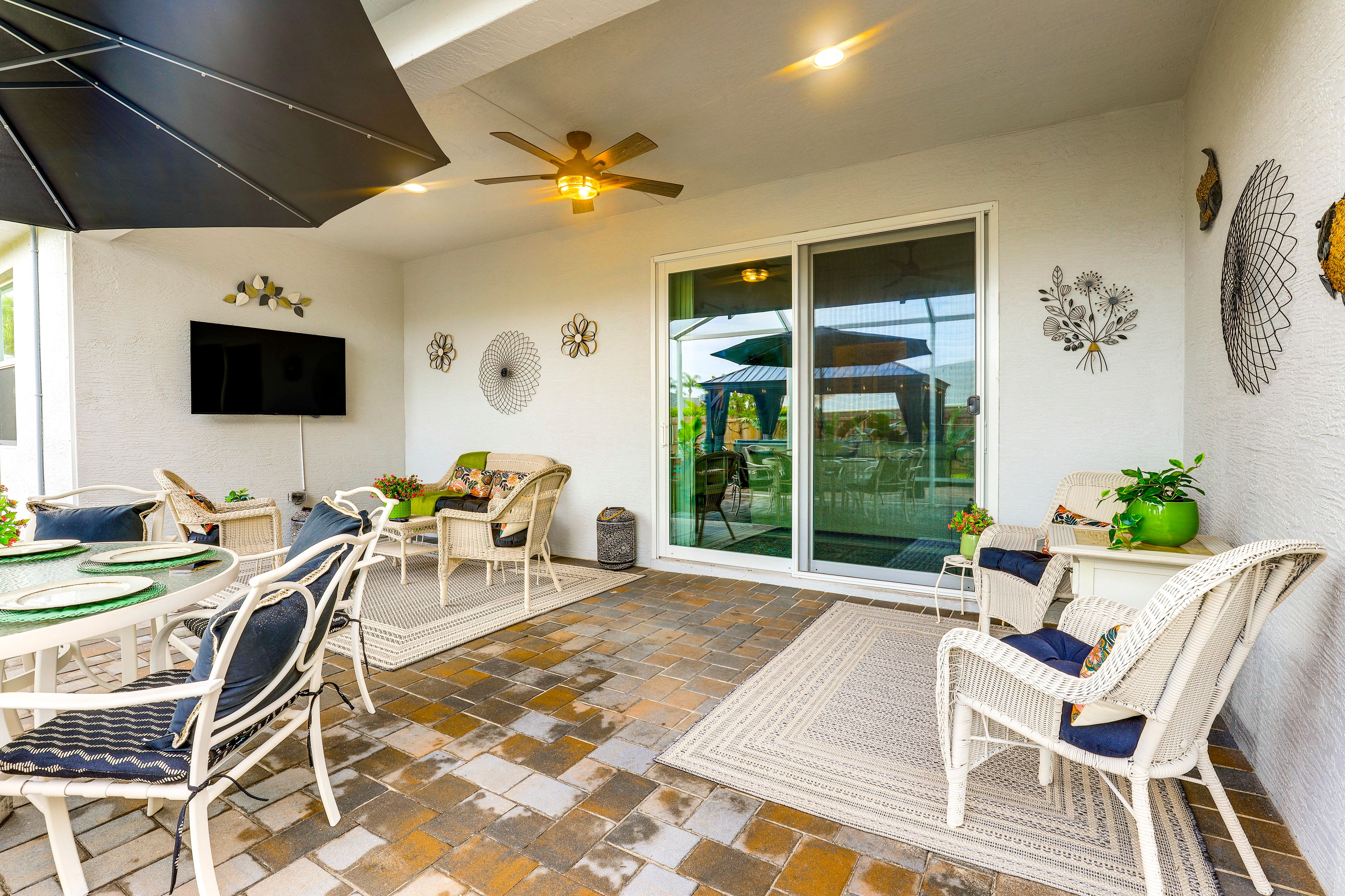 Screened Lanai | Outdoor Dining | Patio Seating | Smart TV
