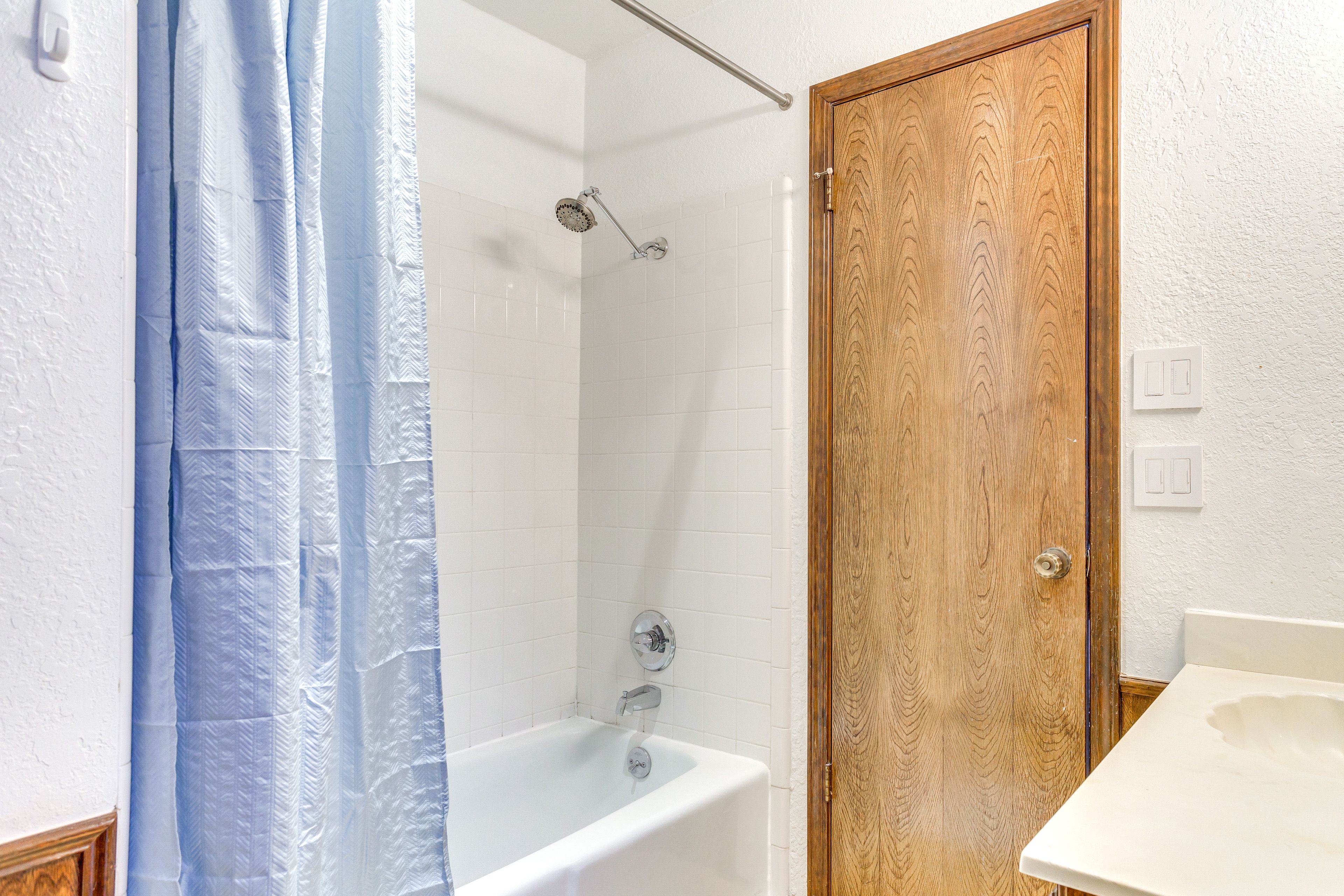 Full Bathroom | Towels Provided | 2nd Floor