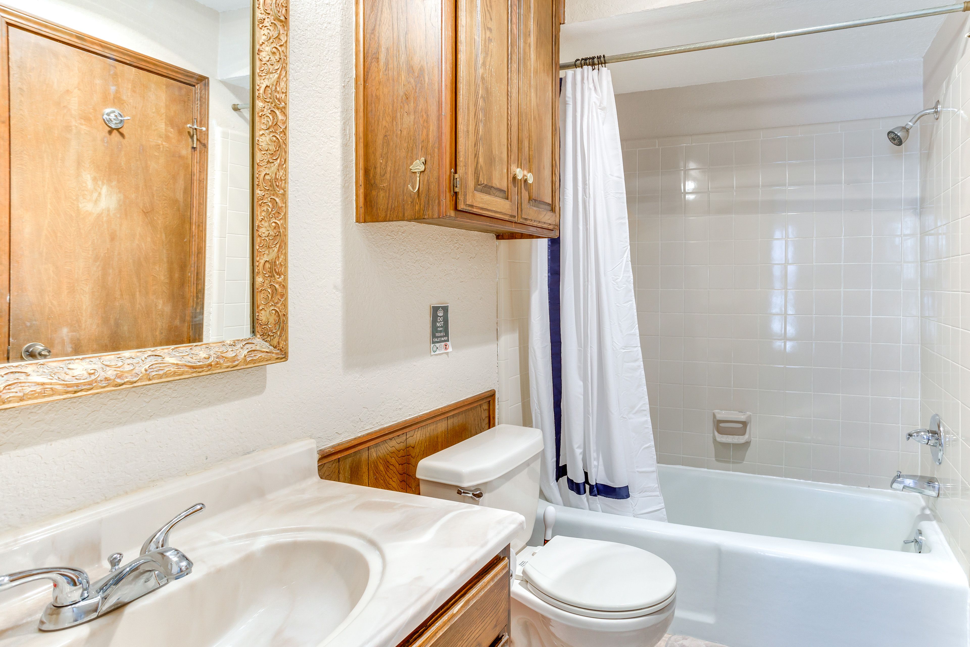 Full Bathroom | Complimentary Toiletries | 1st Floor