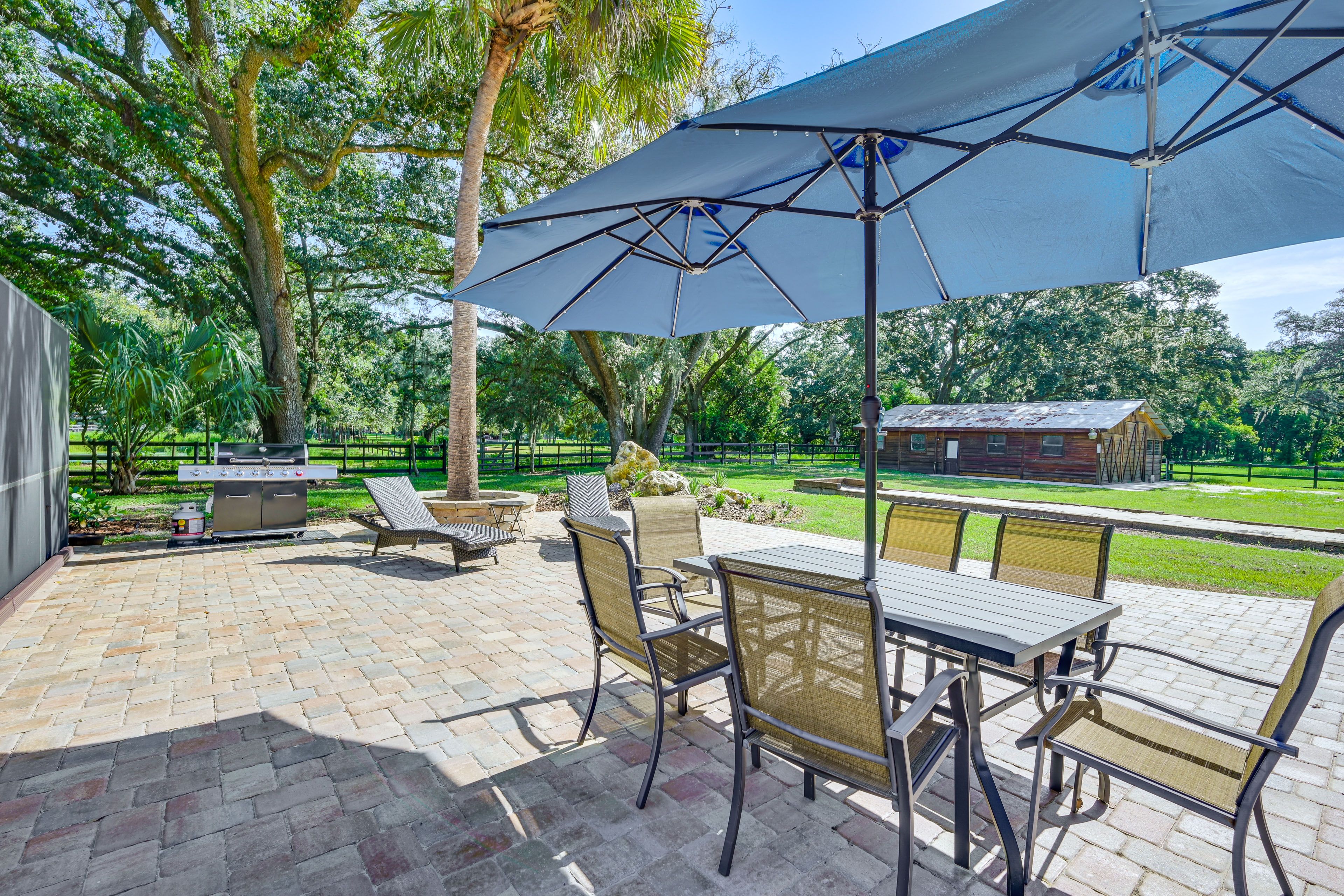 Patio | Gas Grill | Outdoor Dining Tables