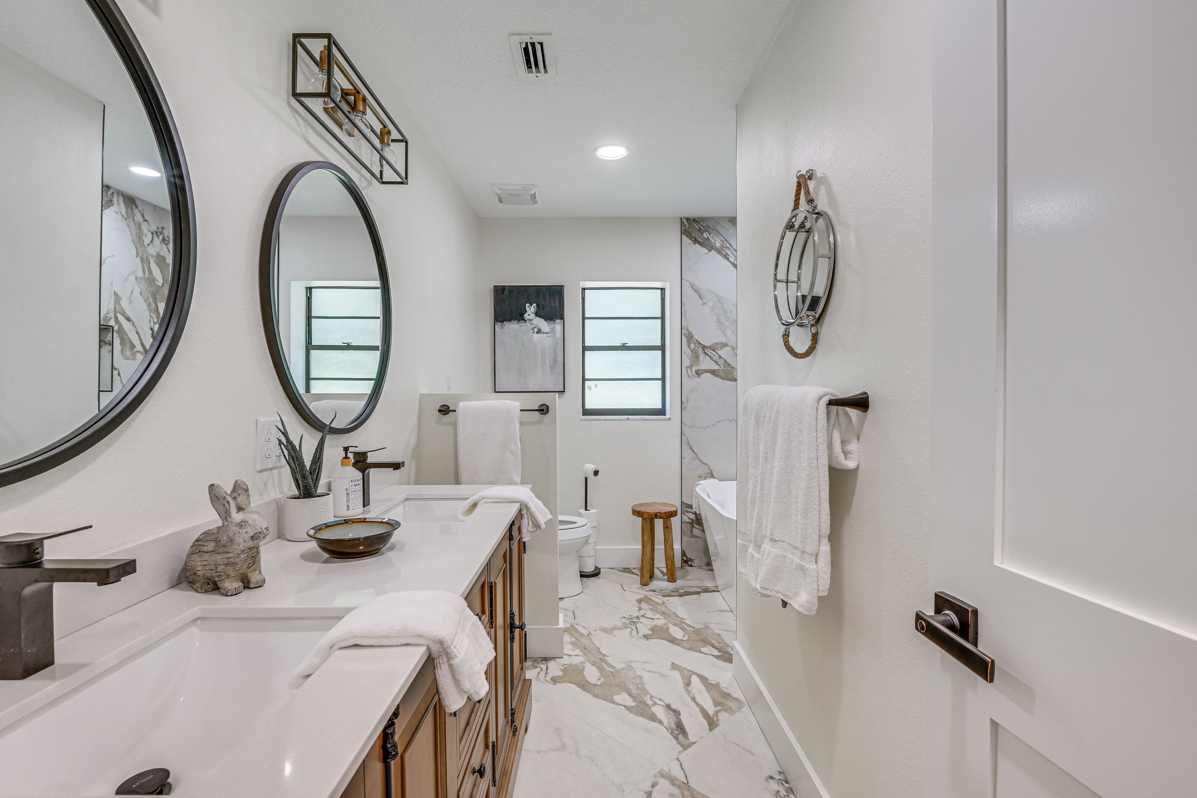 Full Bathroom | Towels Provided | Soaking Tub