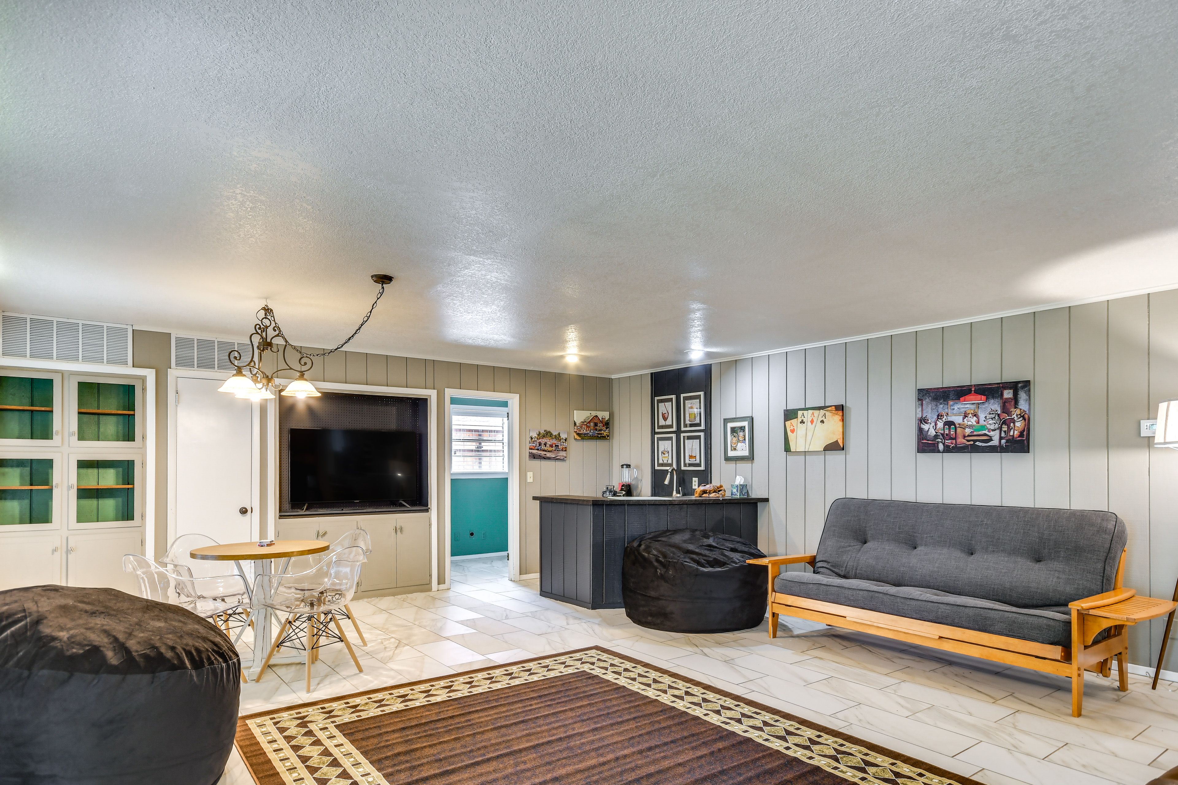 Downstairs Living Room | Futon | Wet Bar | Board Games | Free WiFi | 1st Floor