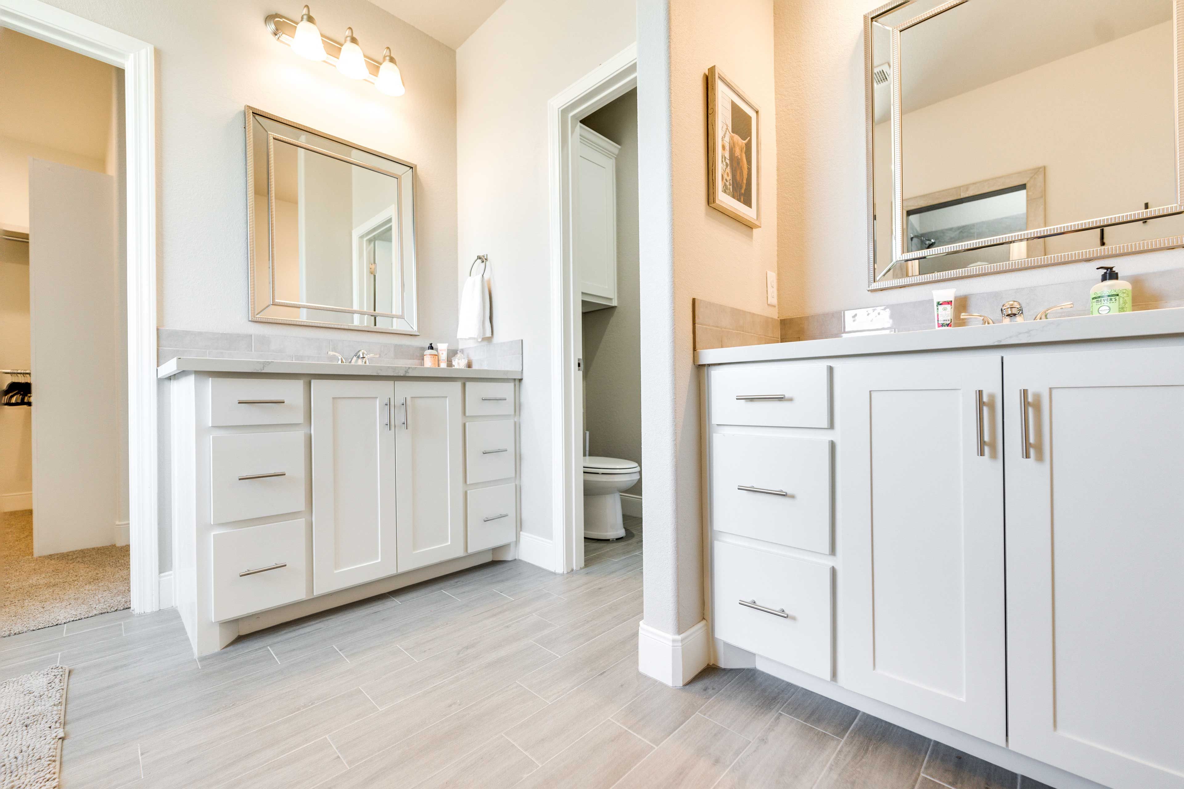 Full Bath | Towels | Soaker Tub