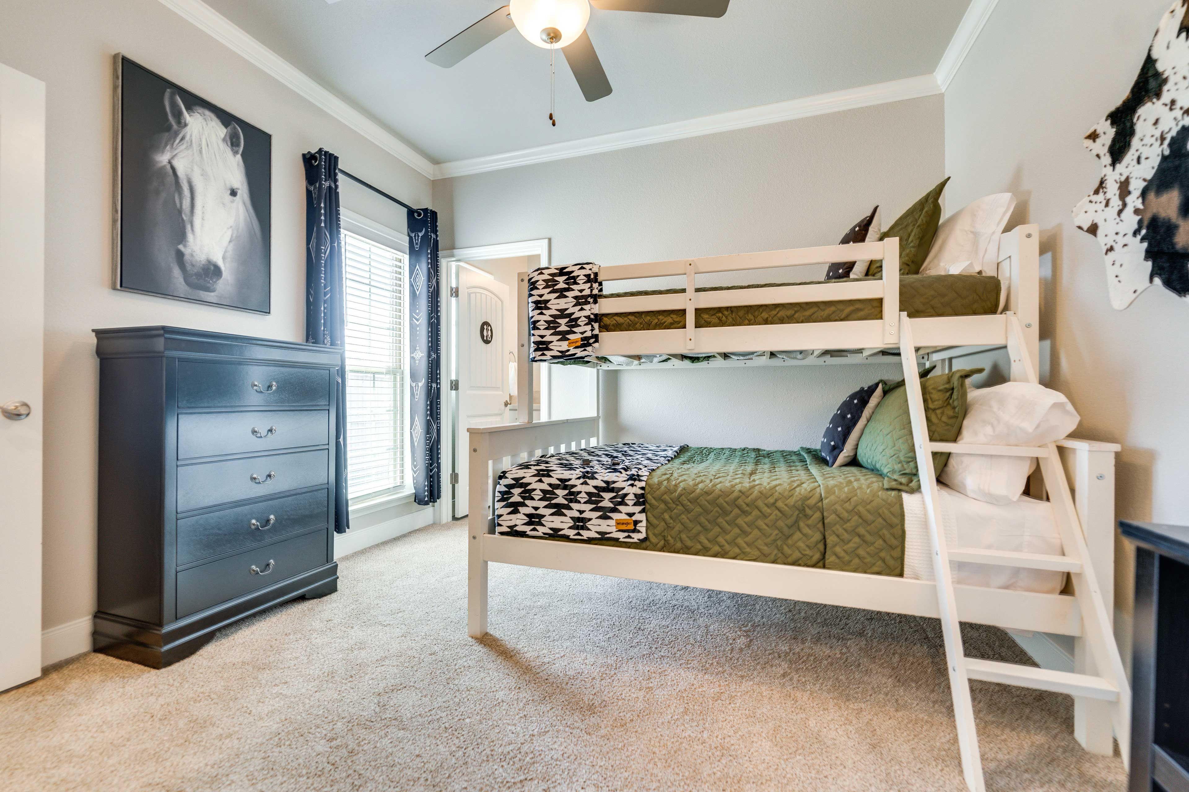 Bedroom 4 | Twin/Full Bunk Bed