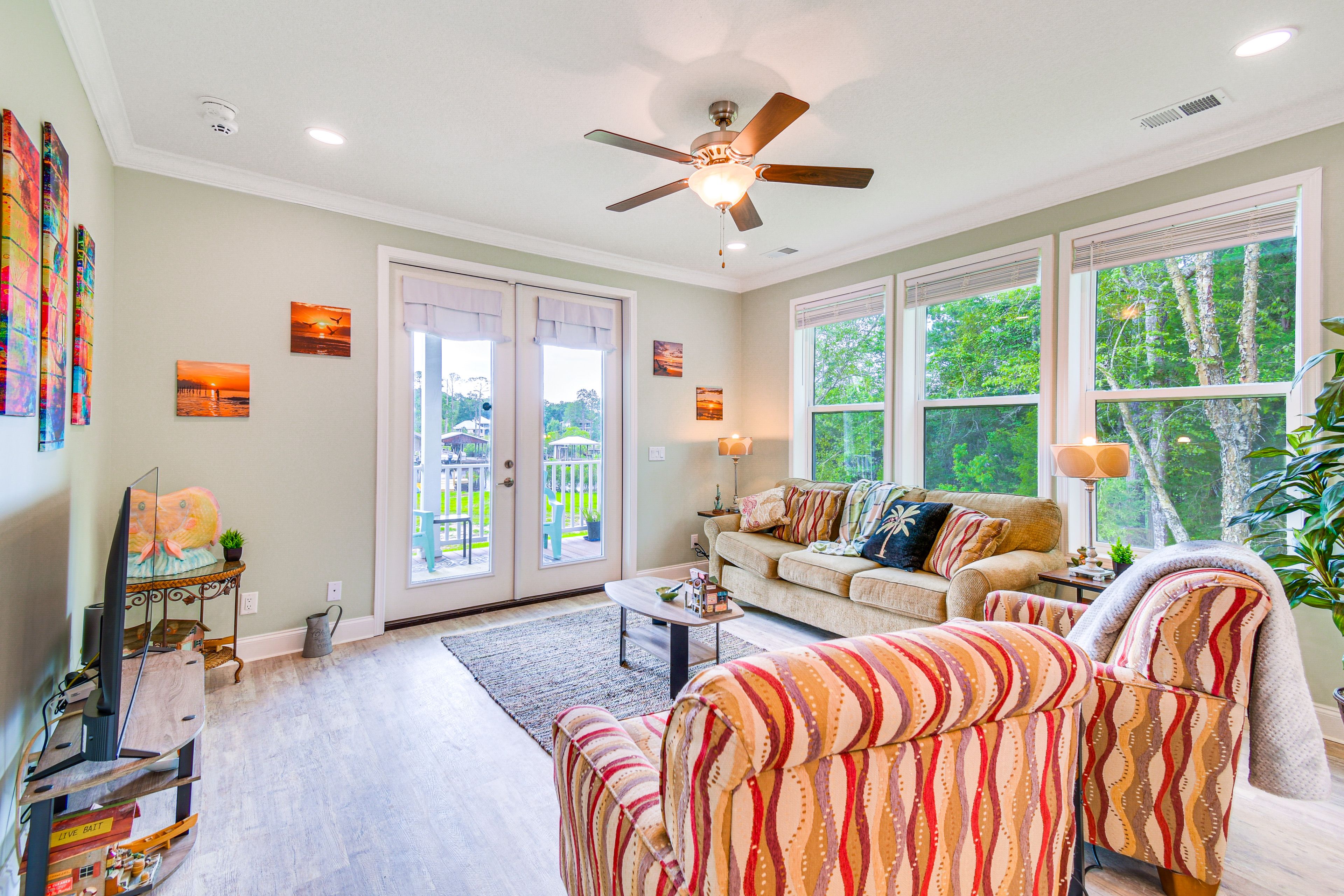 Living Room | Flat-Screen TV | Free WiFi