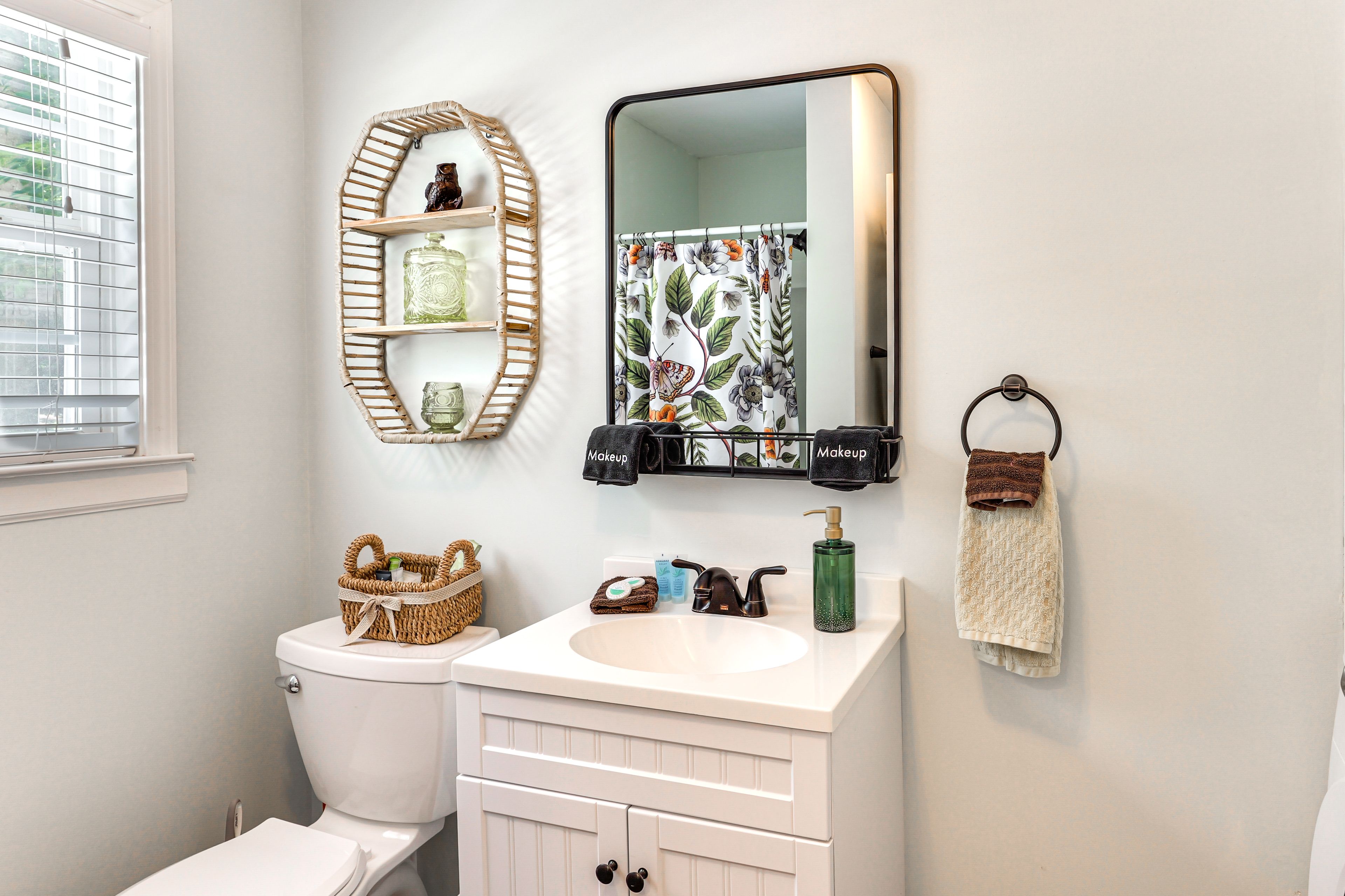 Full Bathroom | Main Level | Towels Provided