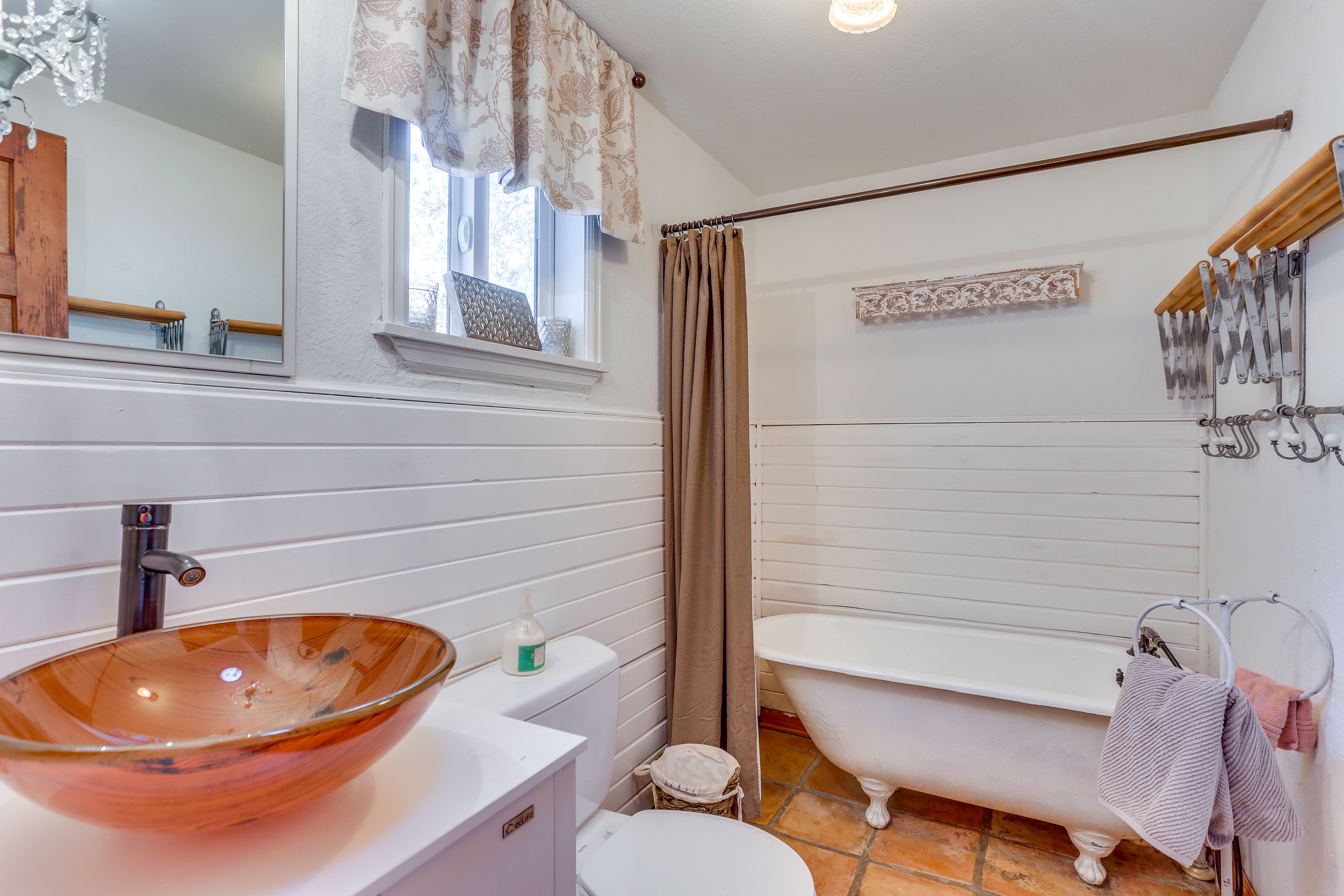 Full Bath | Towels | 1st Floor