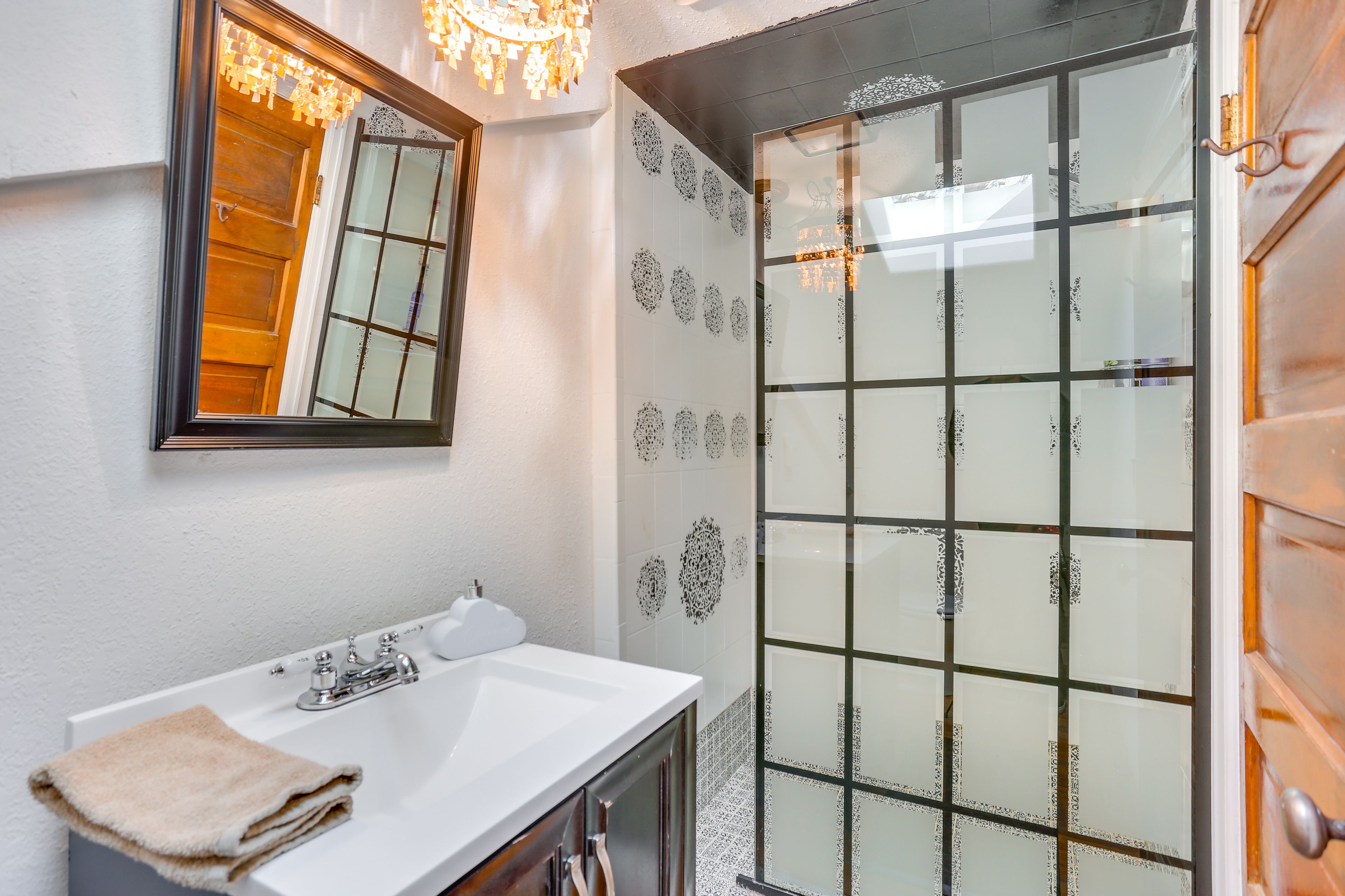 Full Bath | 2nd Floor