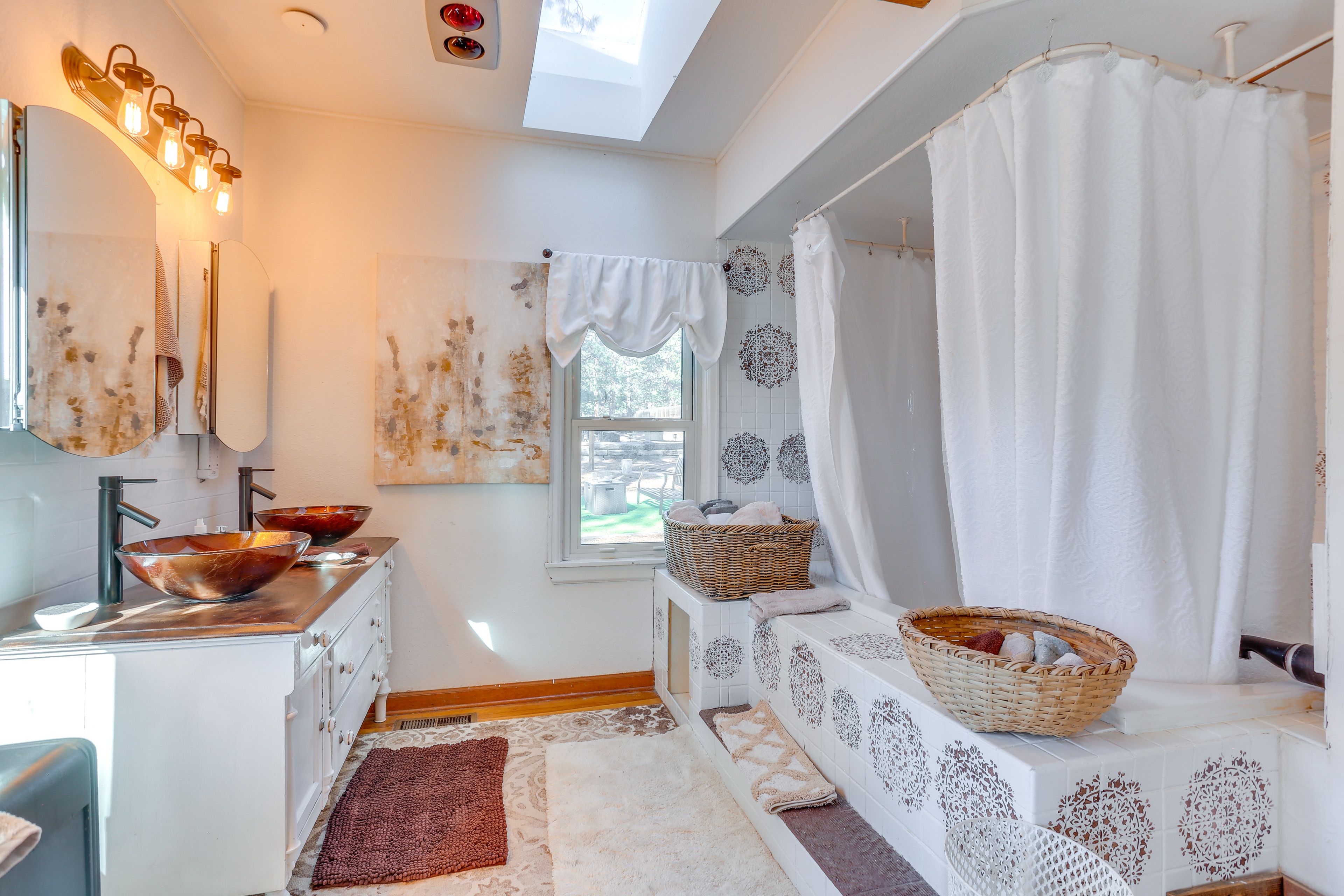 Full Bath | 1st Floor