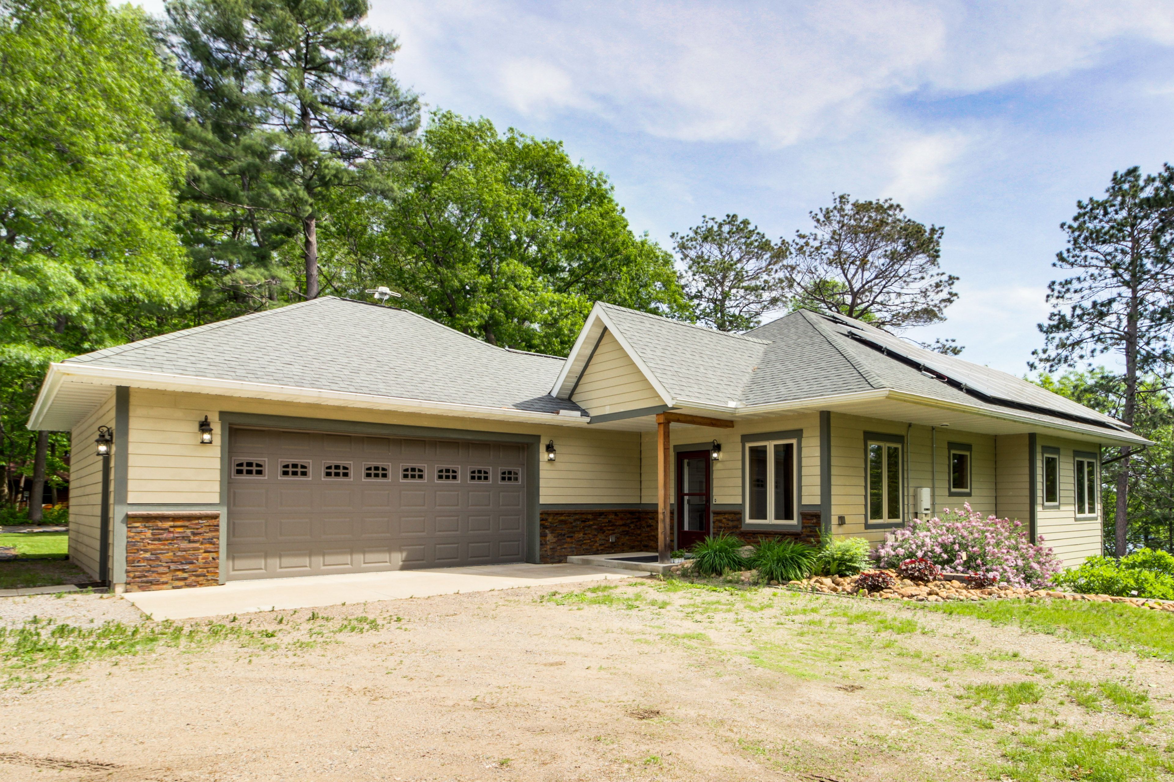 Main House Exterior | Parking | Driveway (10 Vehicles) | RV/Trailer Parking
