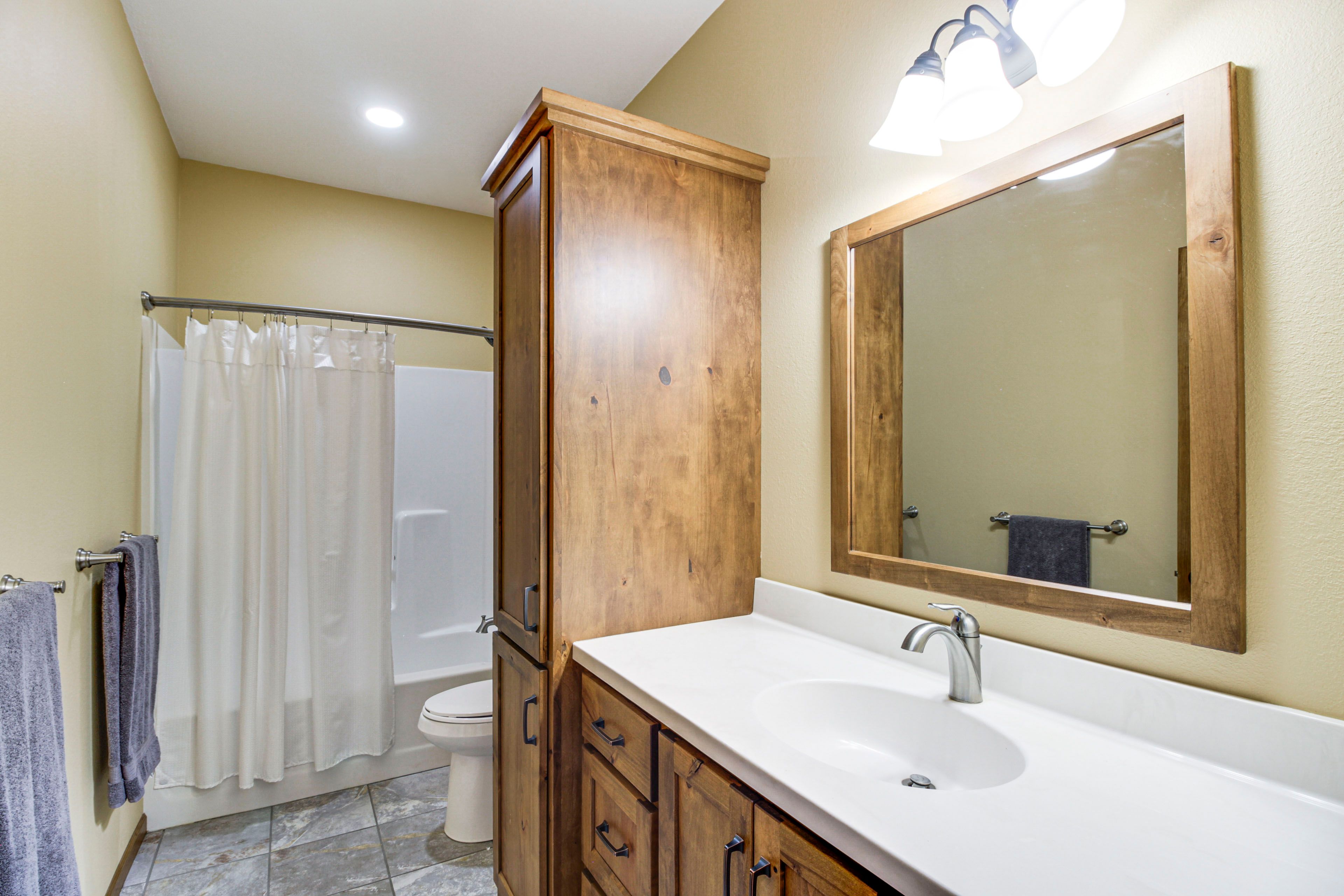 Main House | Full Bathroom | Main Level