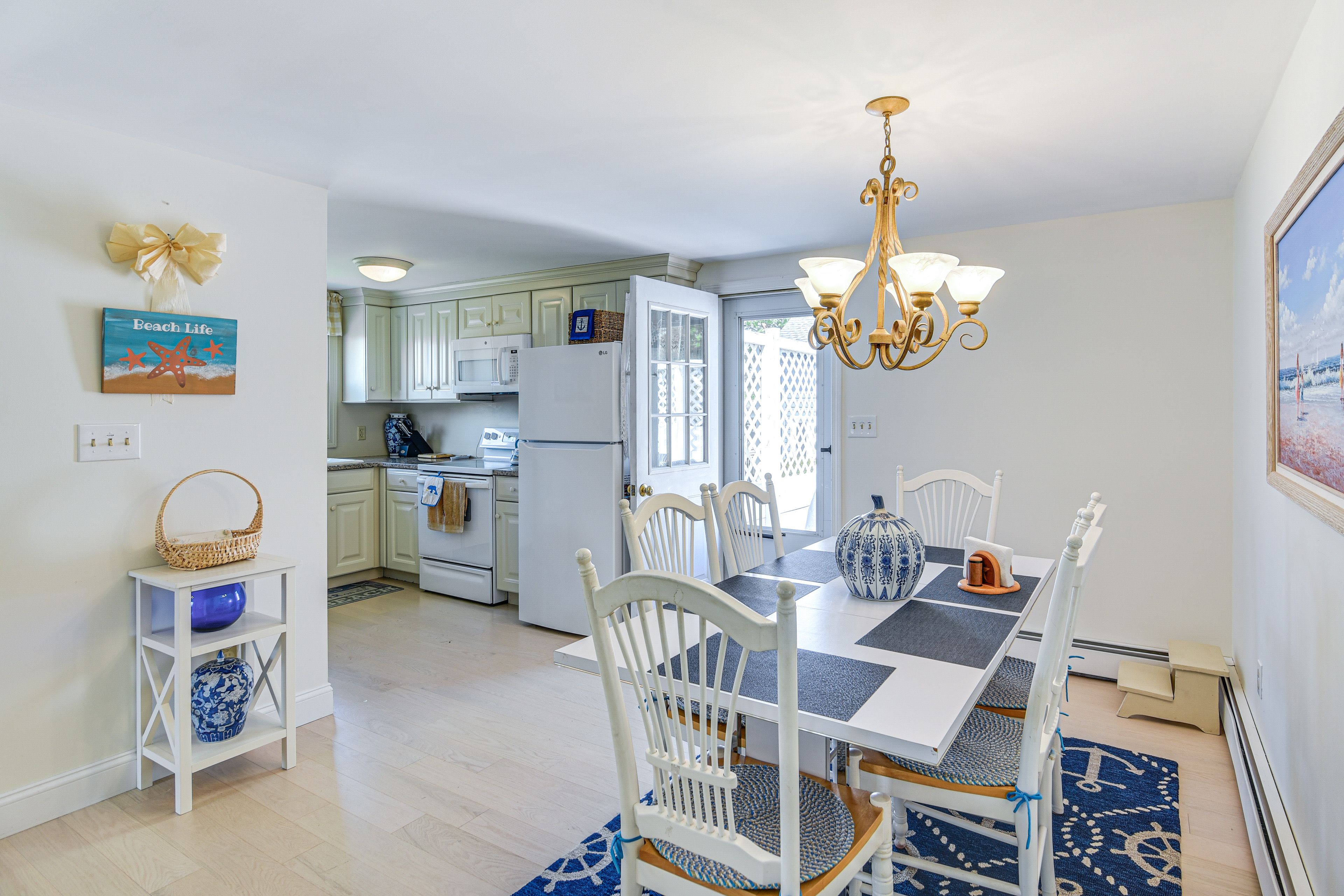 Dining Area | Dishware & Flatware Provided | Main Floor