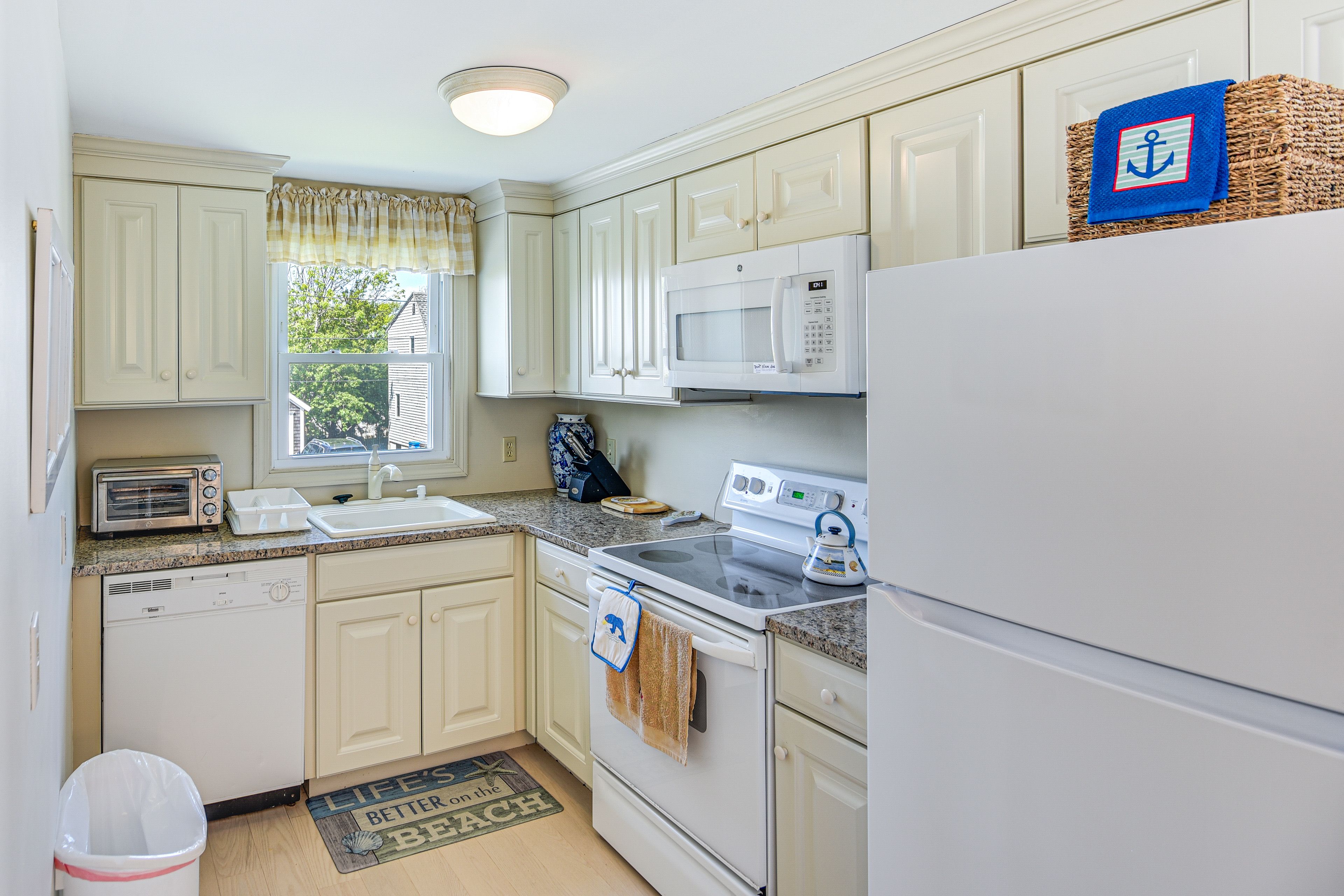 Kitchen | Cooking Basics Supplied | Main Floor
