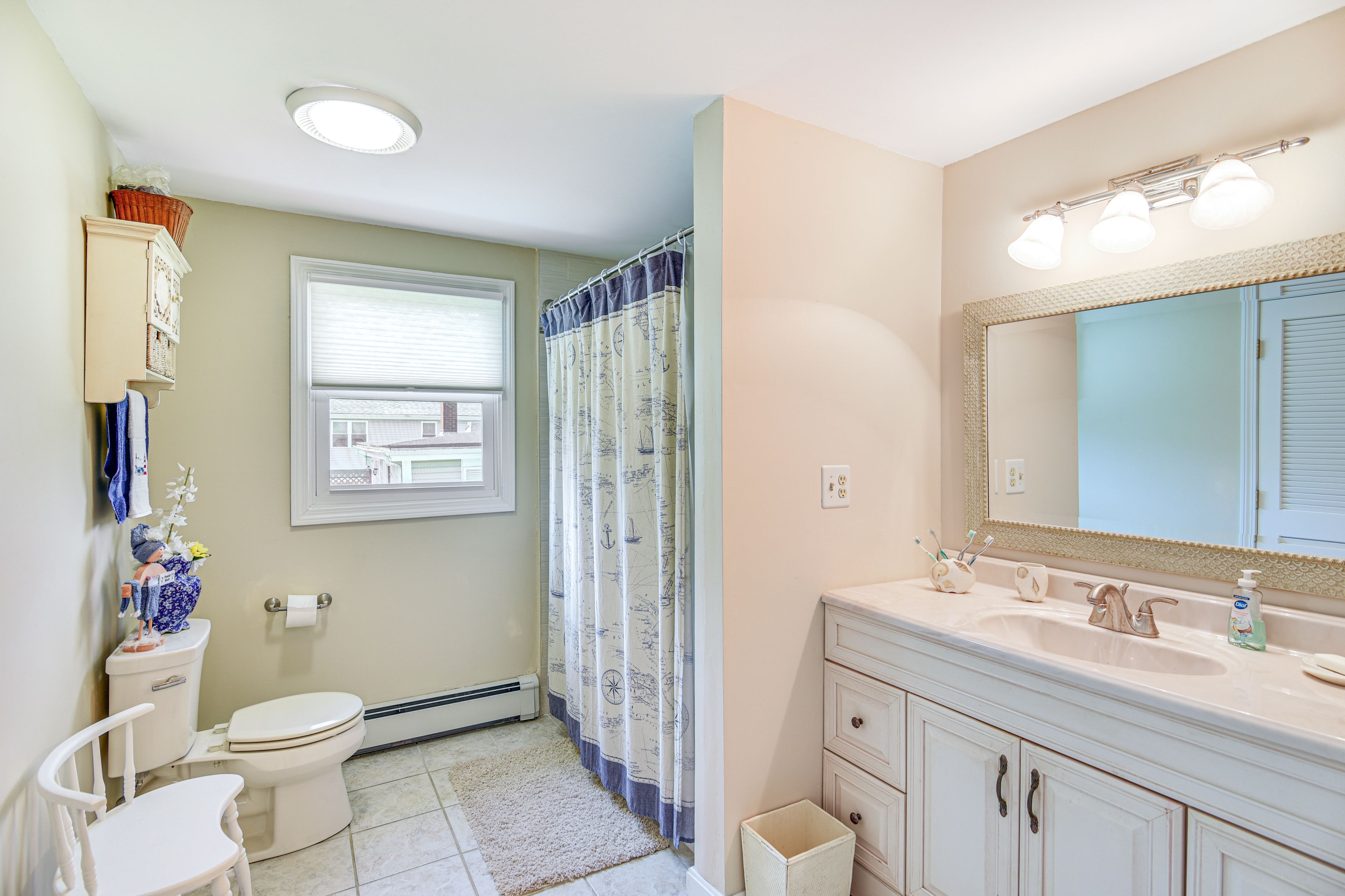 Full Bathroom | Towels Provided | Main Floor