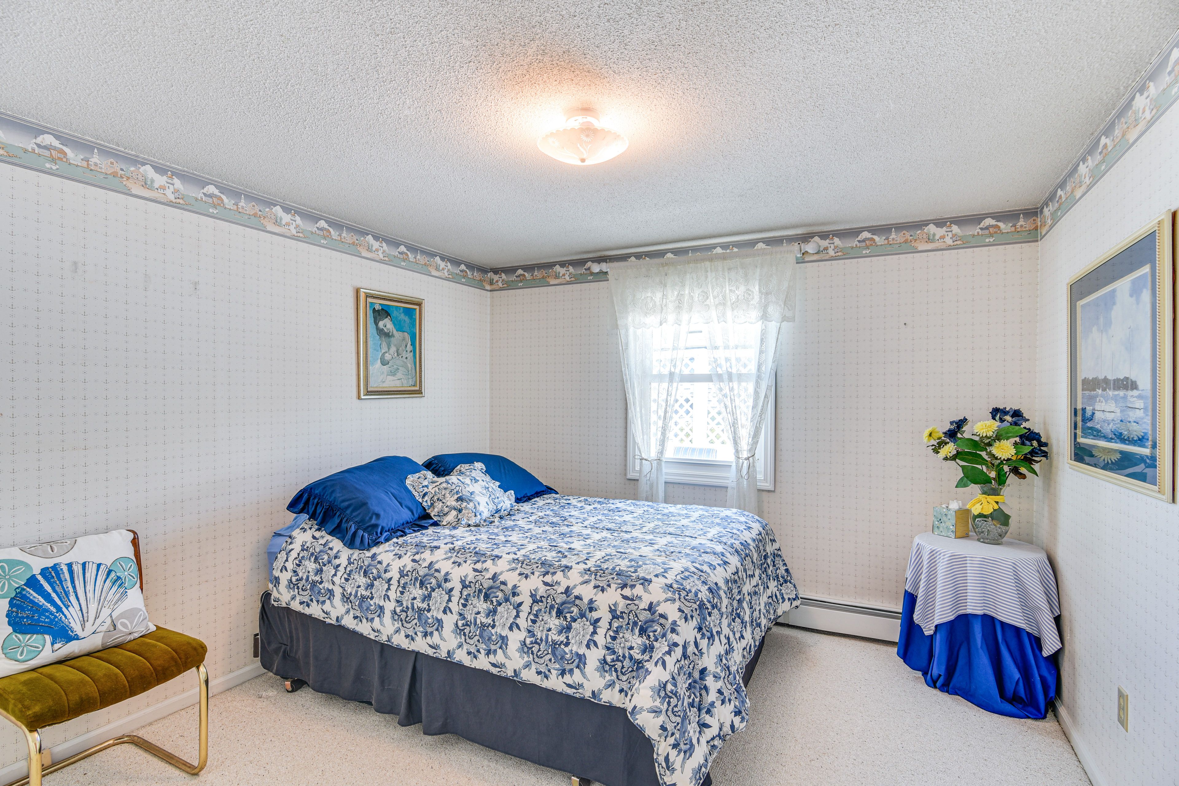 Bedroom 1 | Queen Bed | Main Floor