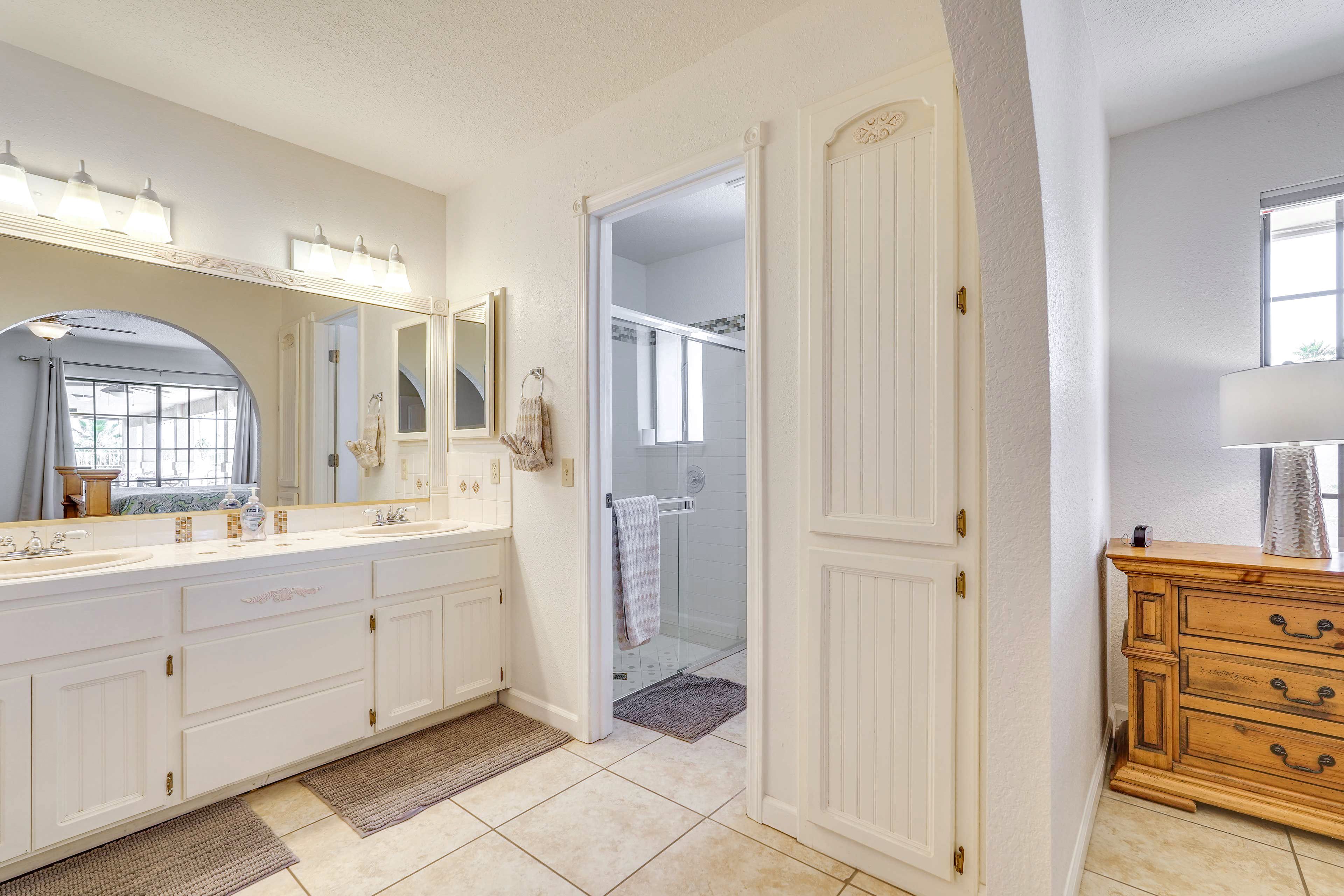 Full Bathroom | Towels Provided | Complimentary Toiletries