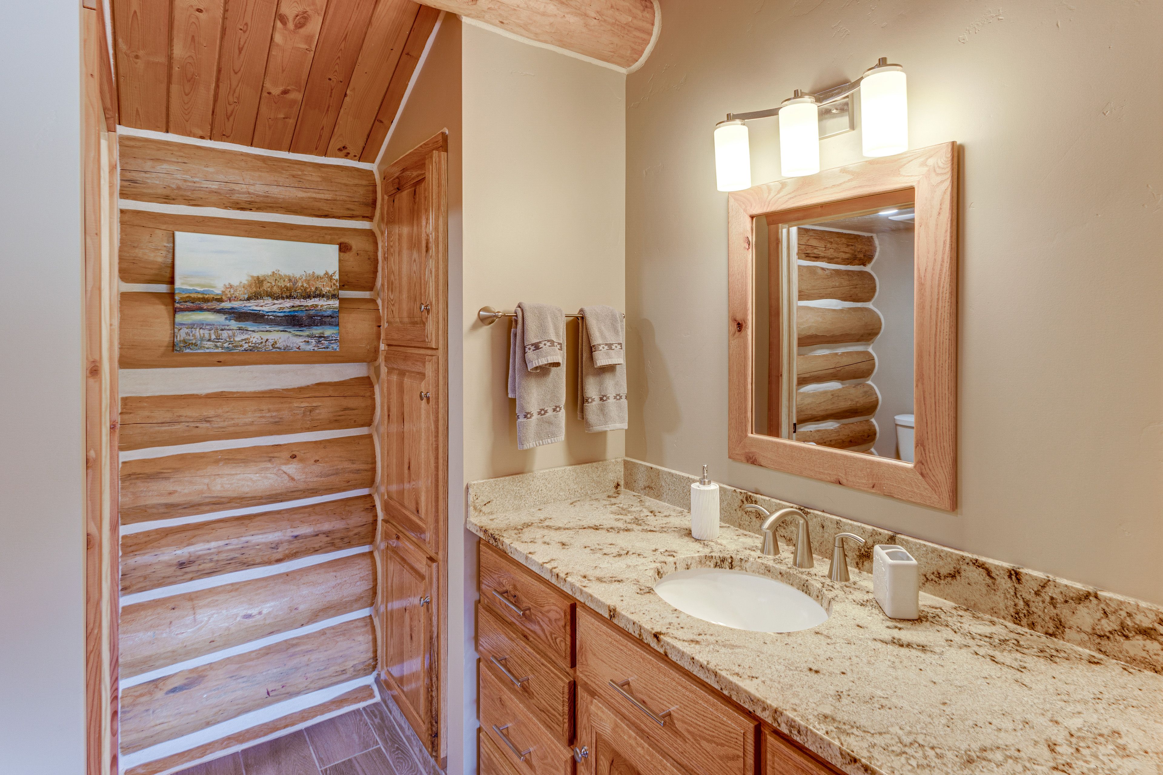 Full Bath | Complimentary Toiletries | Upper Level