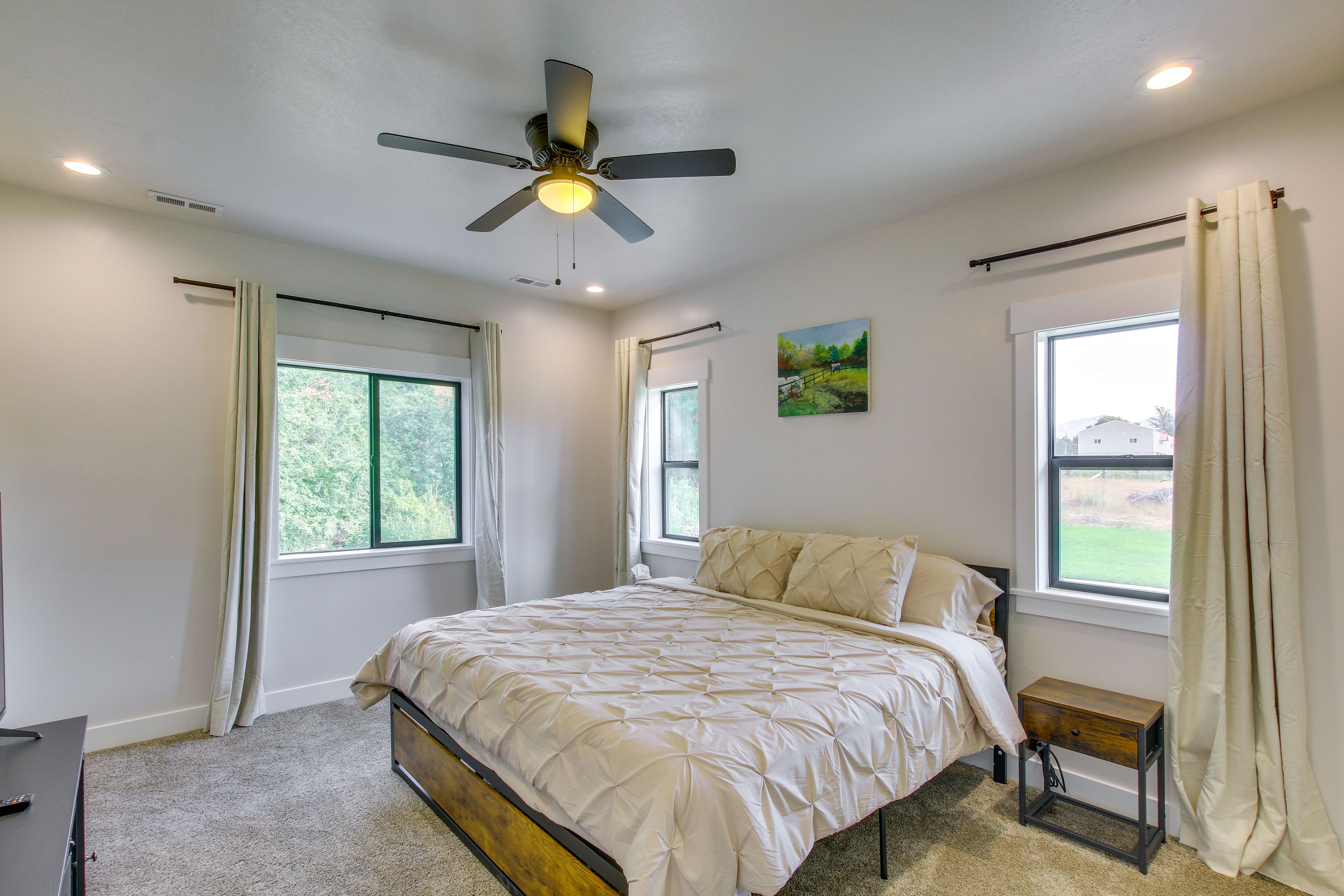 Bedroom 1 | King Bed | Smart TV | 1st Floor