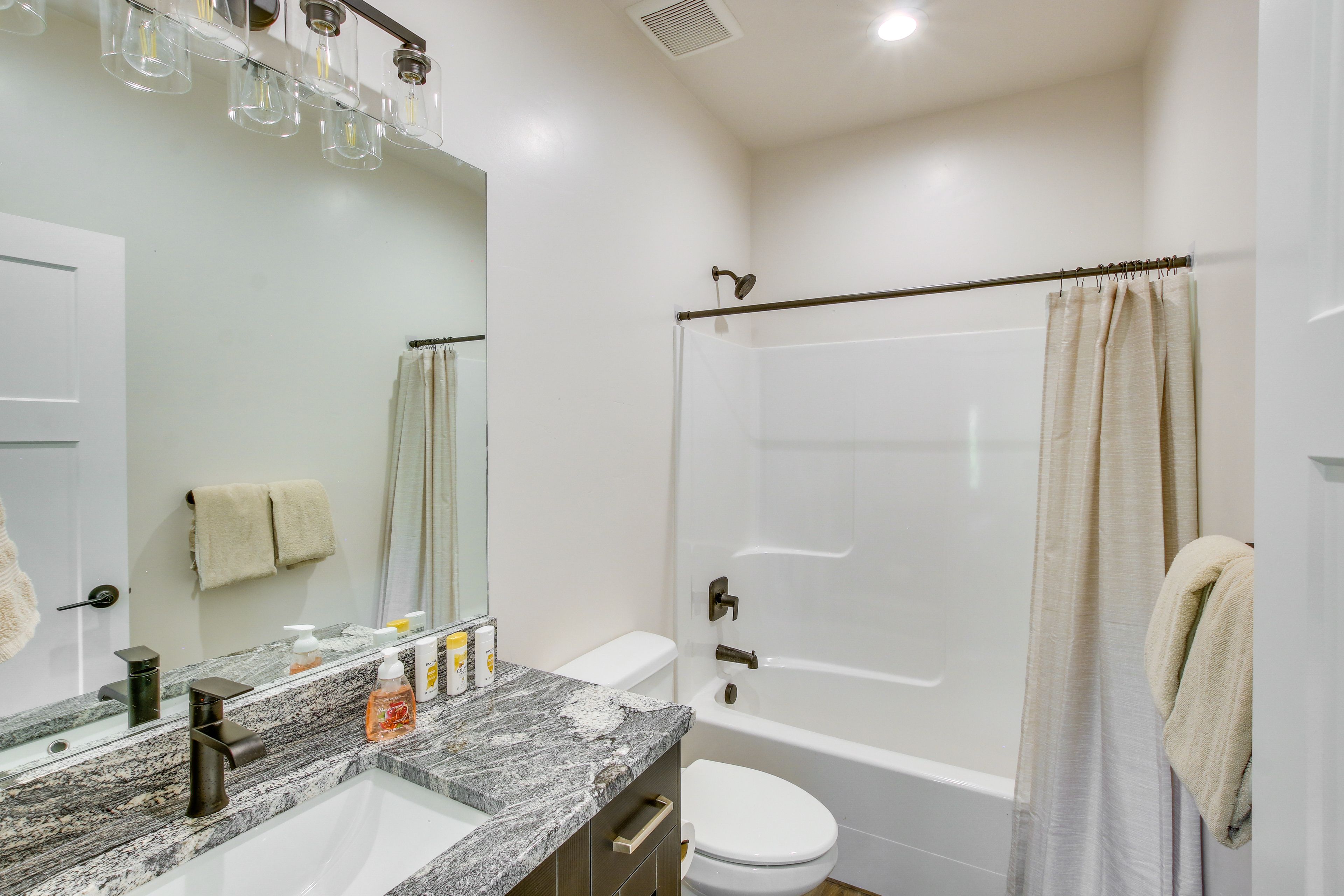 Bathroom | 2nd Floor