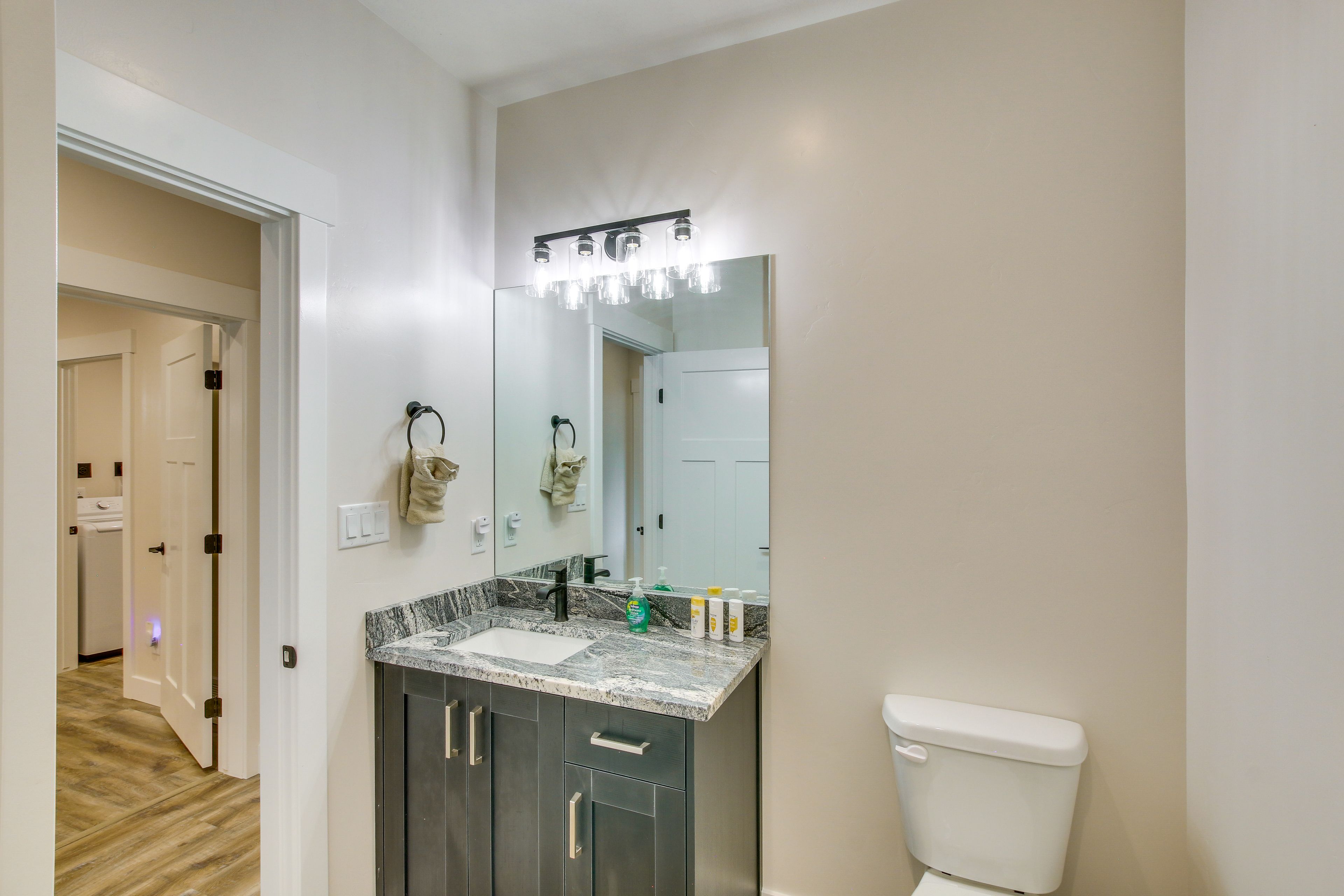 Bathroom | 2nd Floor