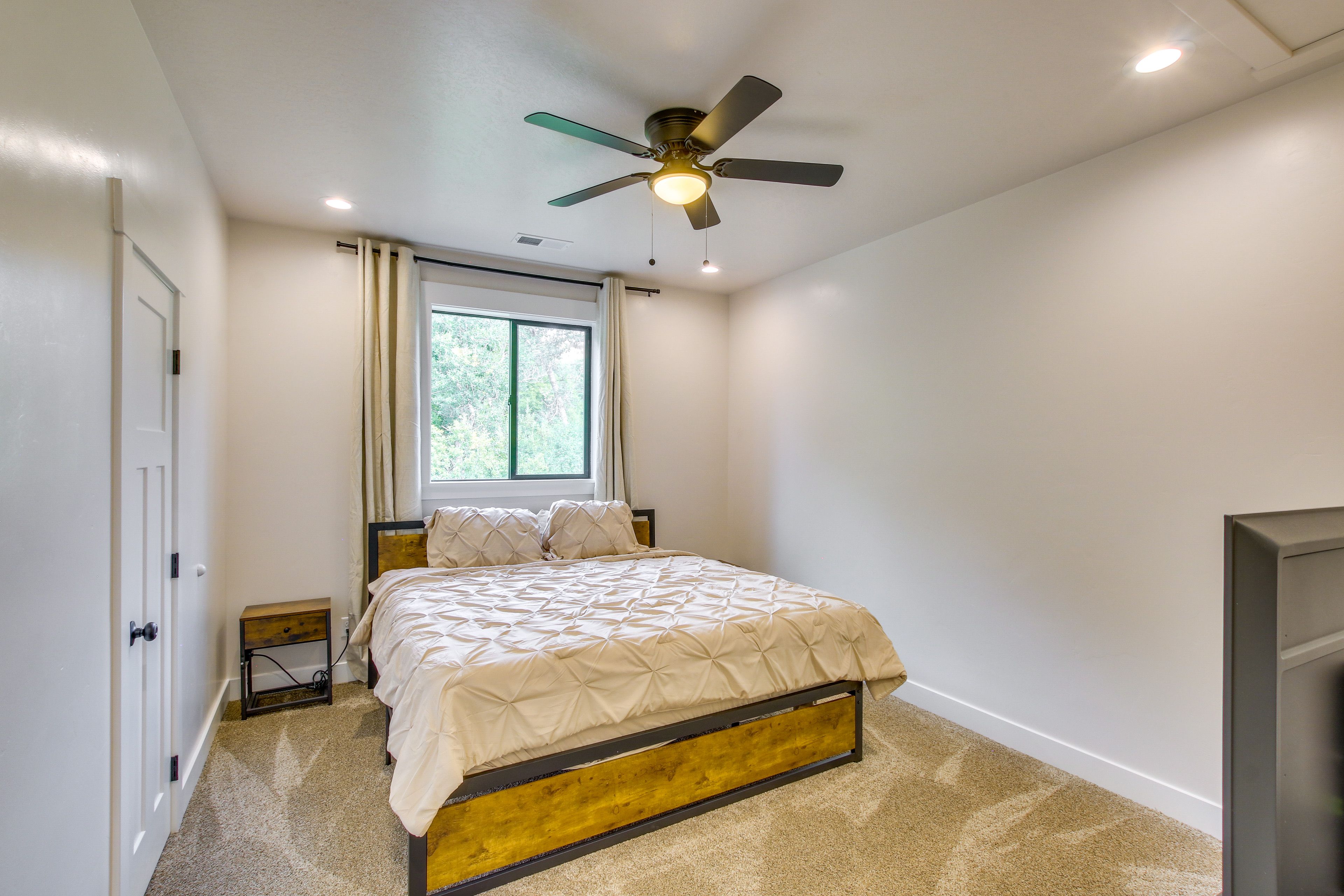 Bedroom 5 | King Bed | Smart TV | 2nd Floor