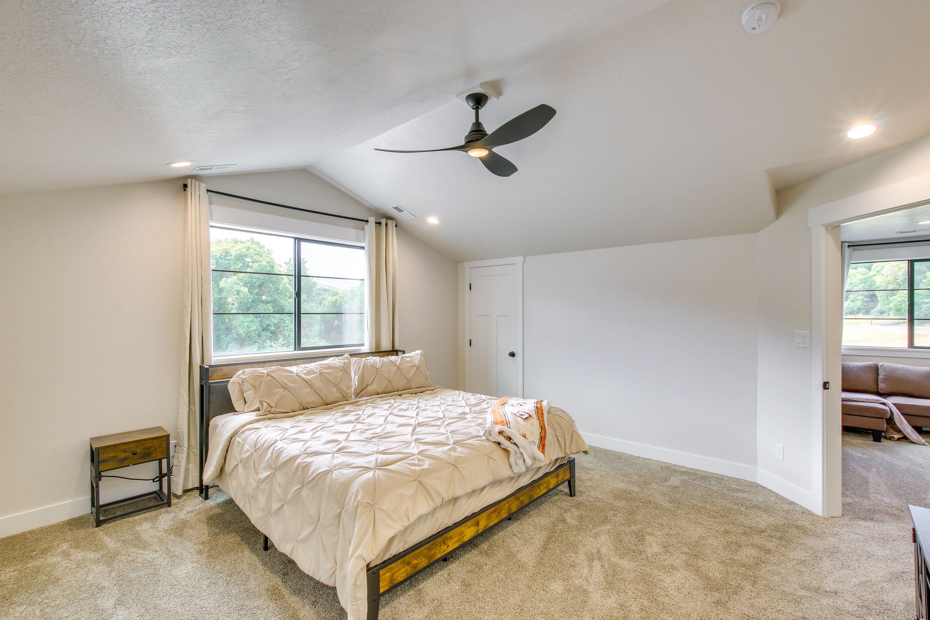 Bedroom 6 | King Bed | Smart TV | 2nd Floor