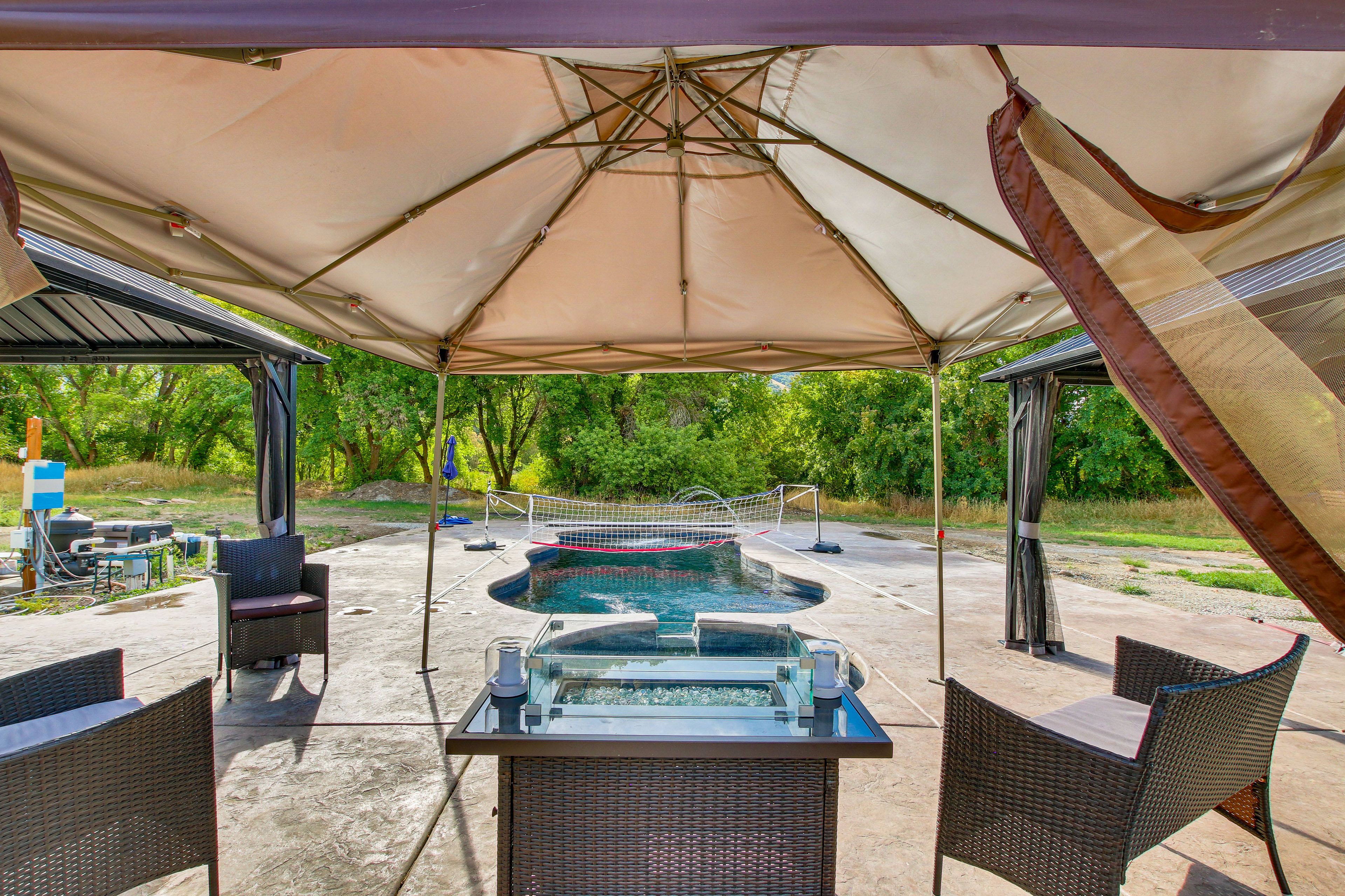 Shared Outdoor Seating | Fire Pit Table