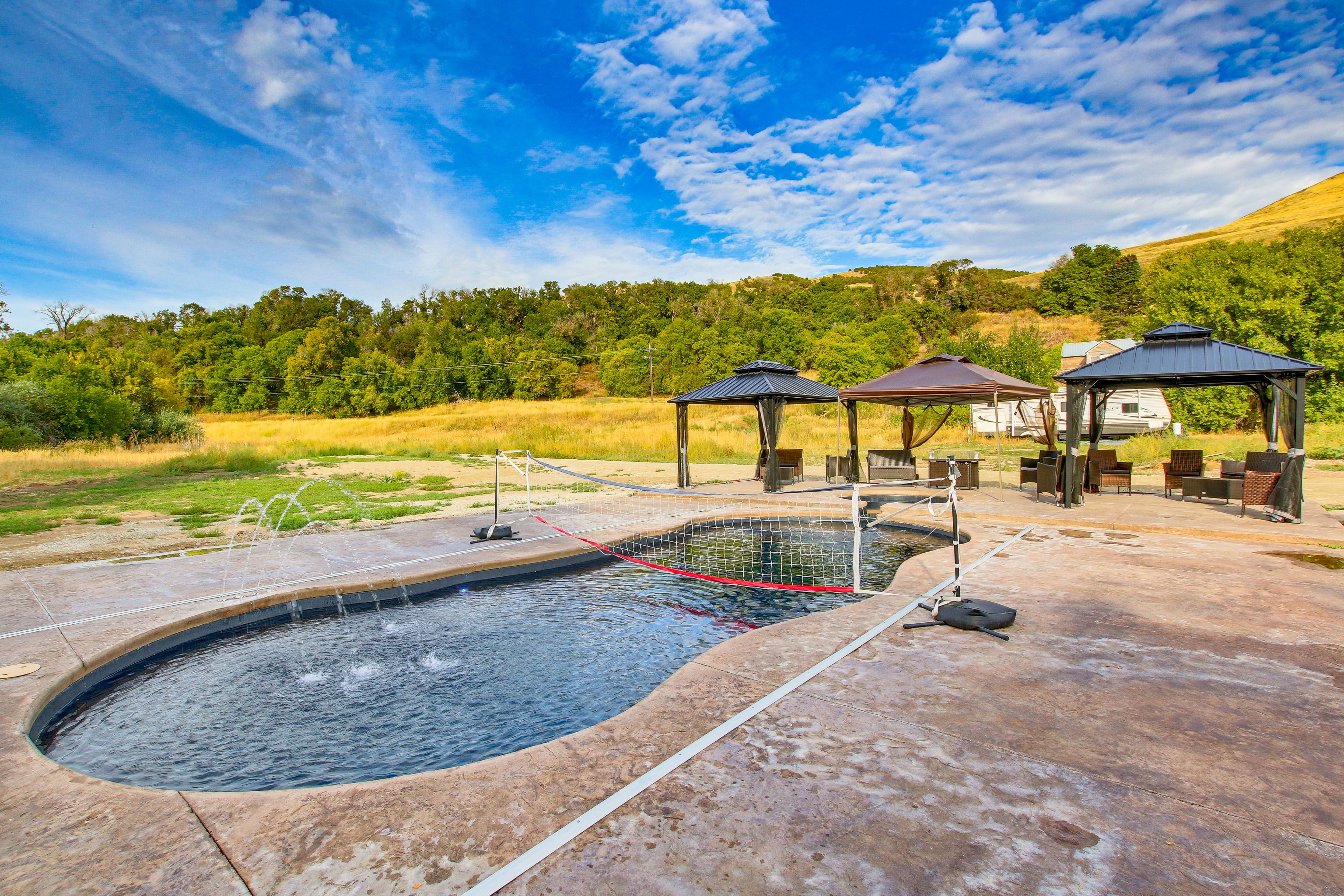 Seasonal Heated Saltwater Pool w/ Volleyball Net & Hot Tub