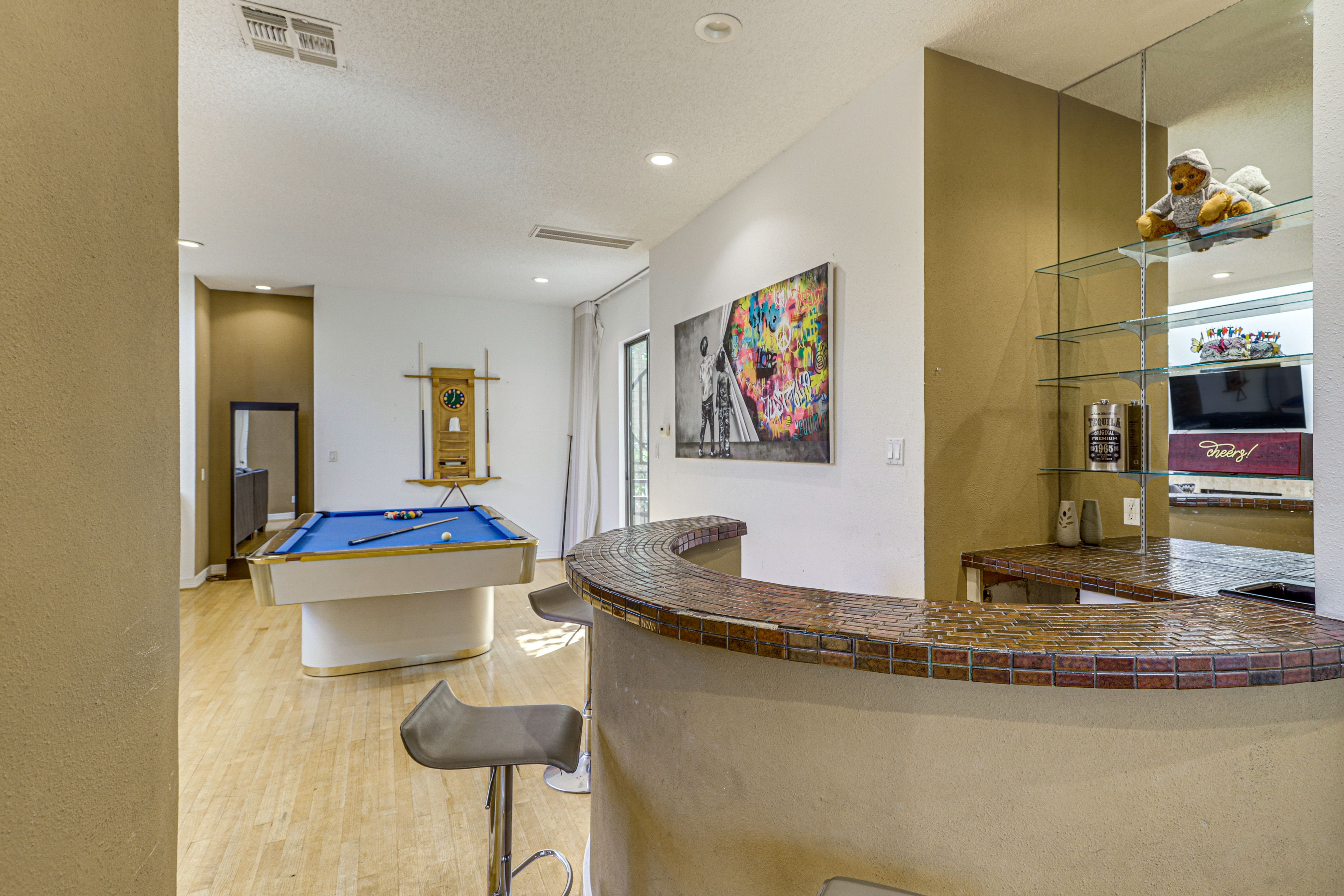 Living Area | Pool Table | Wet Bar | 2nd Floor