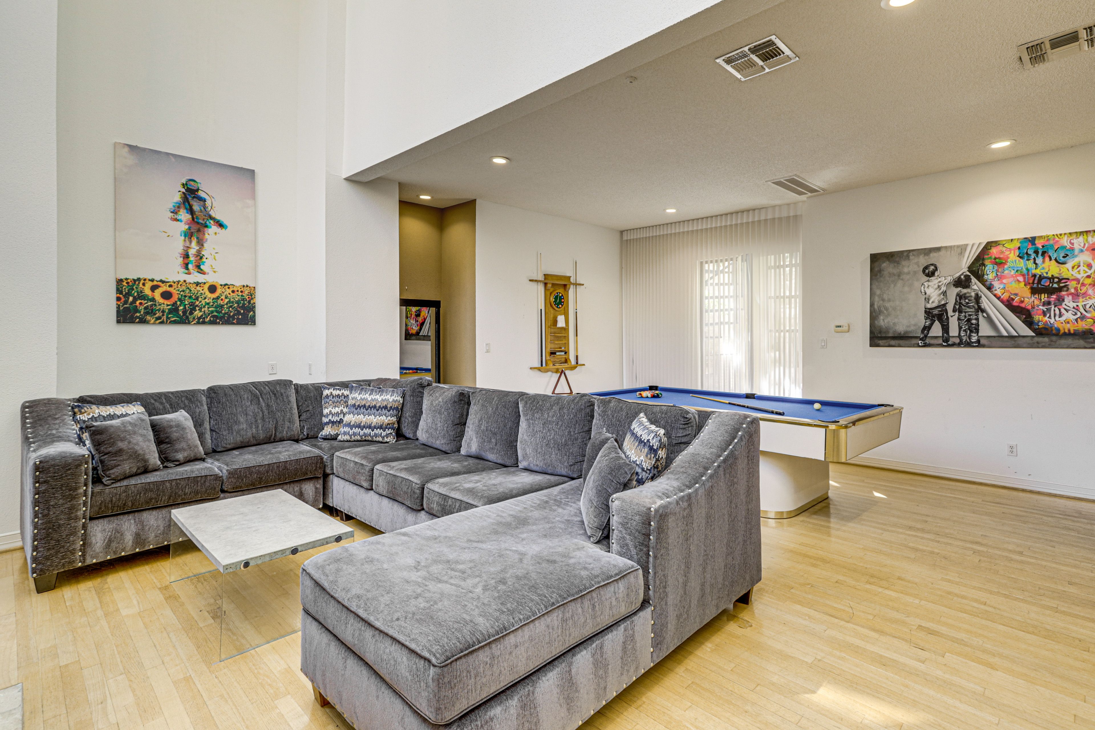 Living Room | Free WiFi | Central Heating & A/C | Smart TV | 2nd Floor