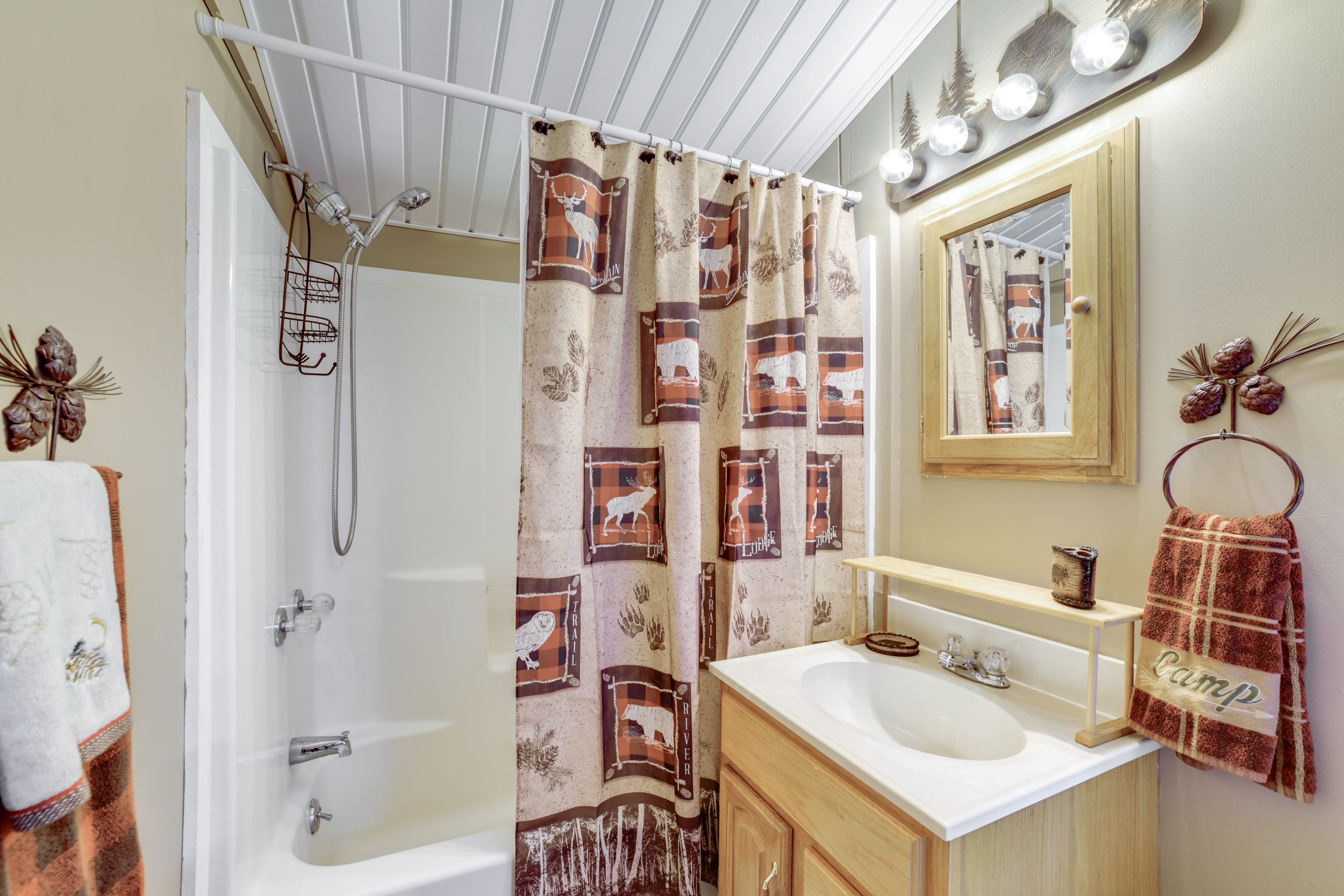 Full Bathroom | Towels Provided | Complimentary Toiletries | 1st Floor