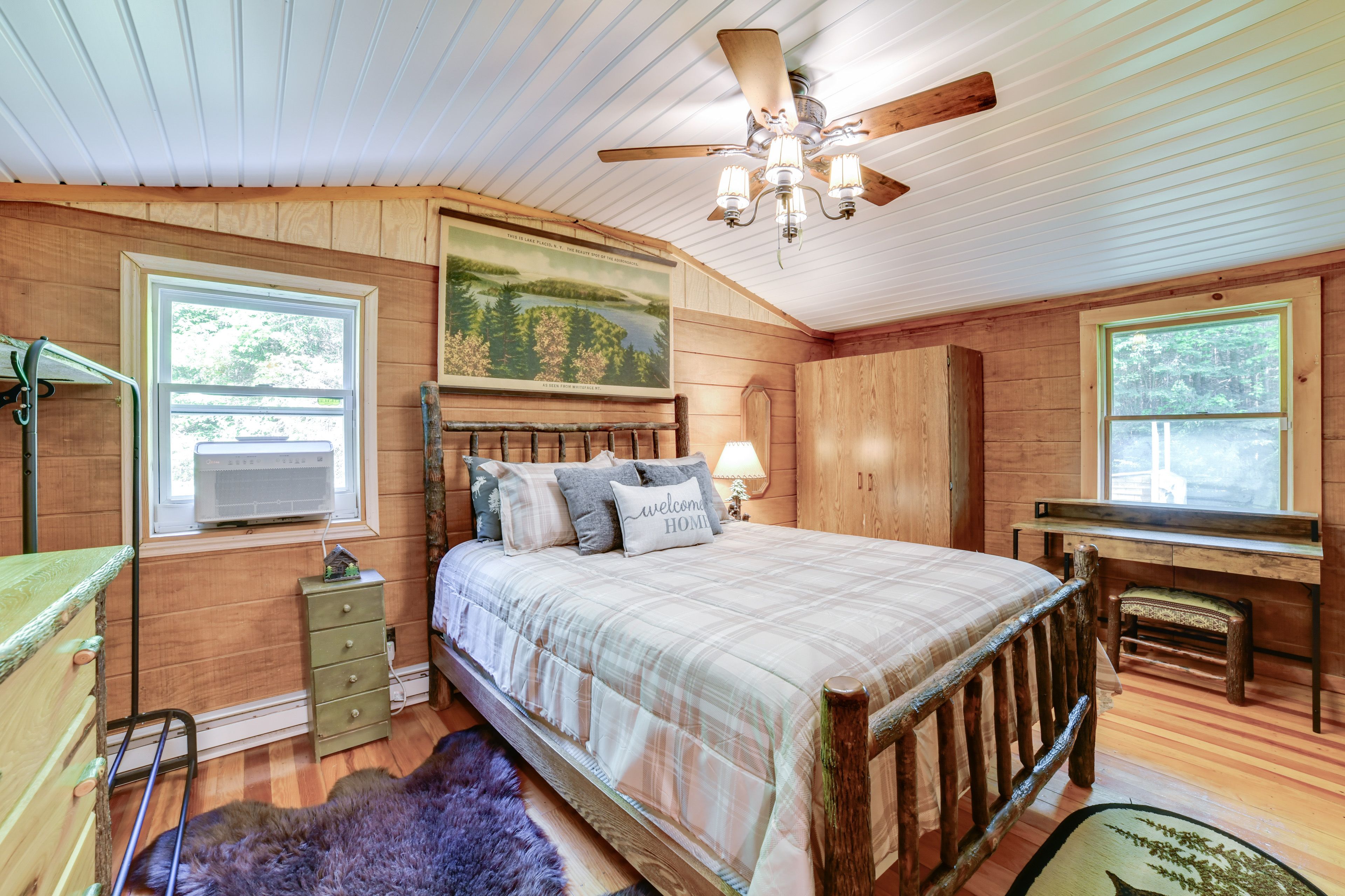 Bedroom | Queen Bed | Linens Provided | 1st Floor