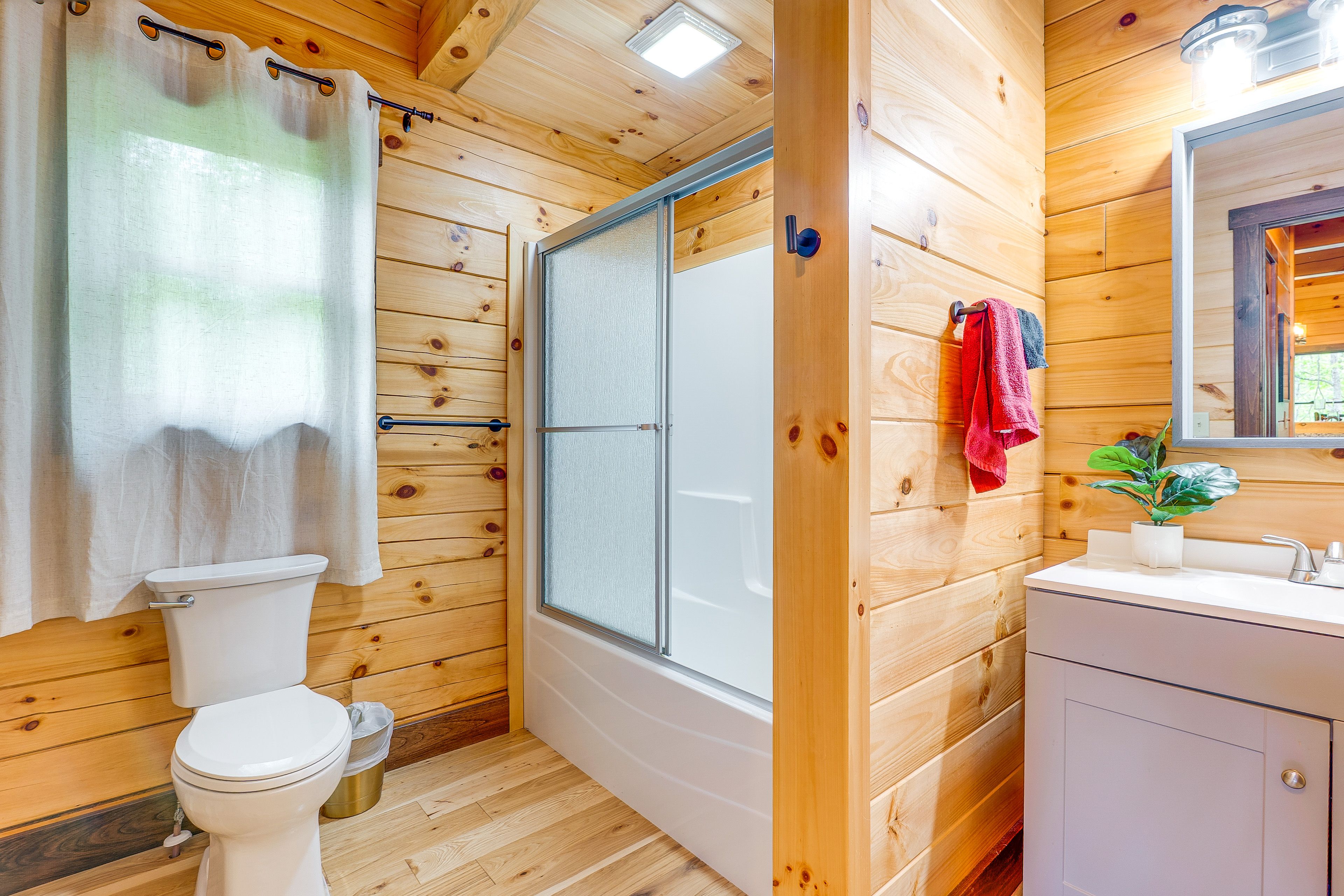 Full Bathroom | 1st Floor | Towels Provided