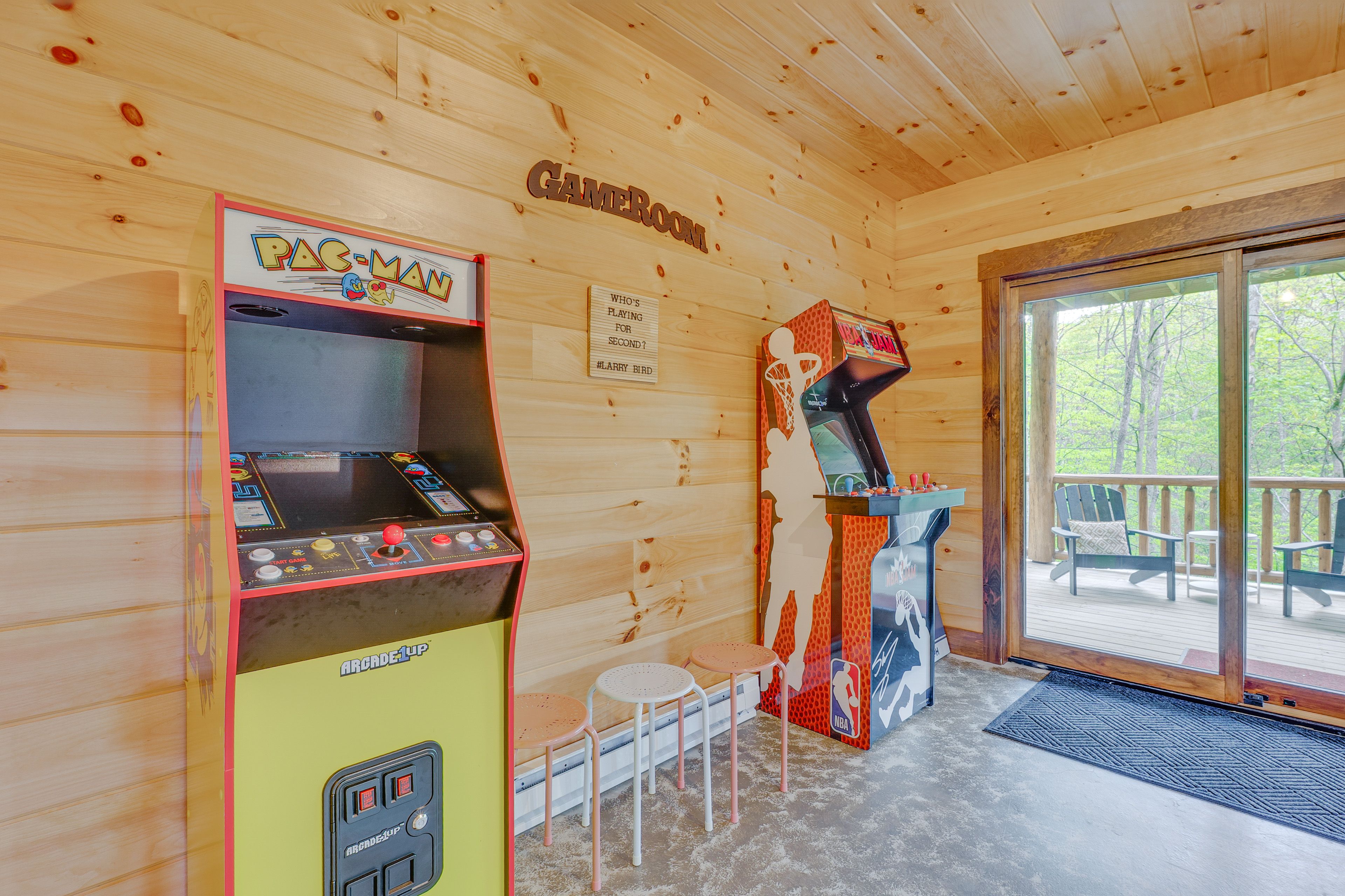 Basement Living Area | 2 Arcade Machines | Smart TV