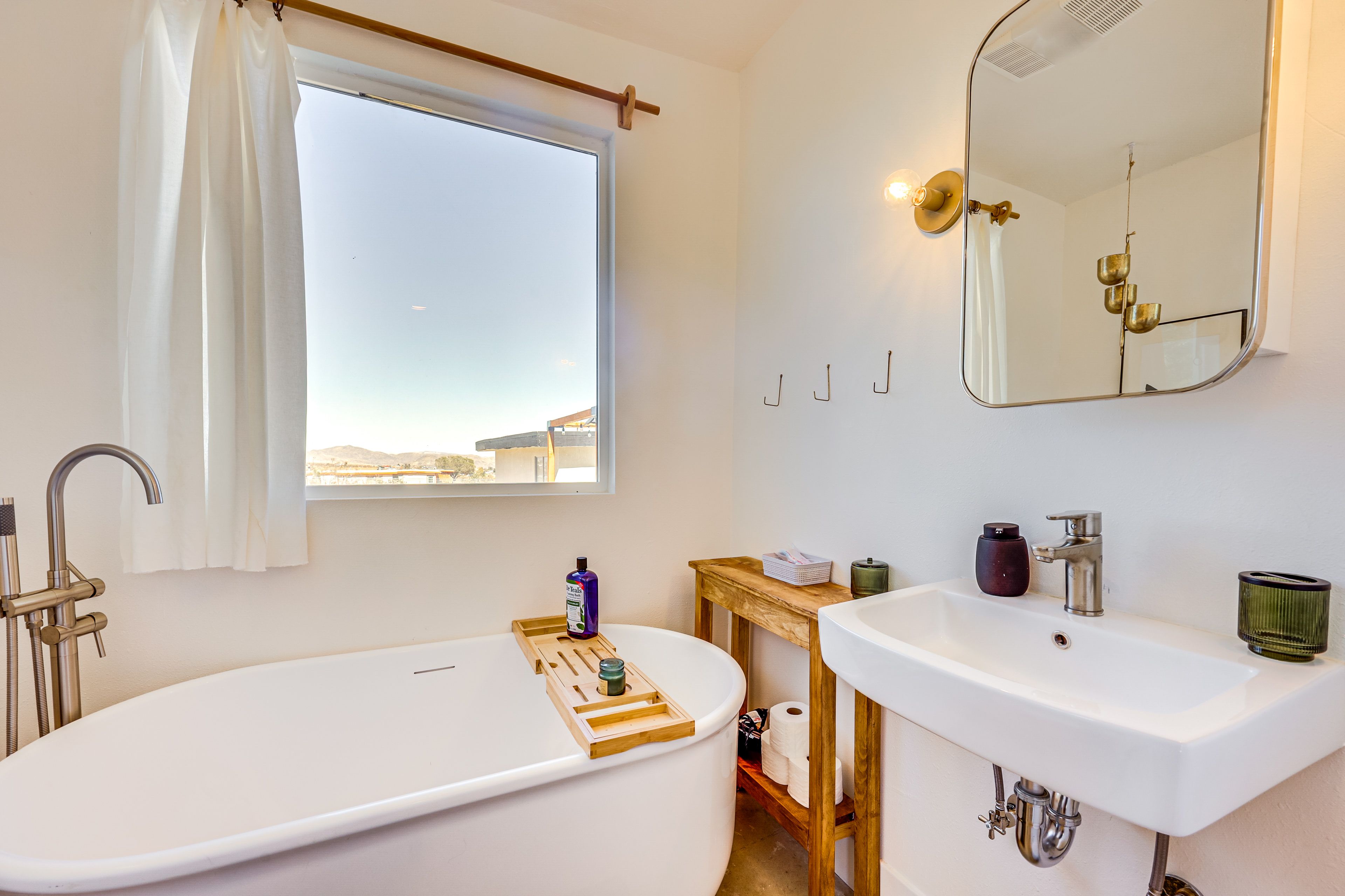 En-Suite Bathroom | Soaking Tub | Complimentary Toiletries | Hair Dryer