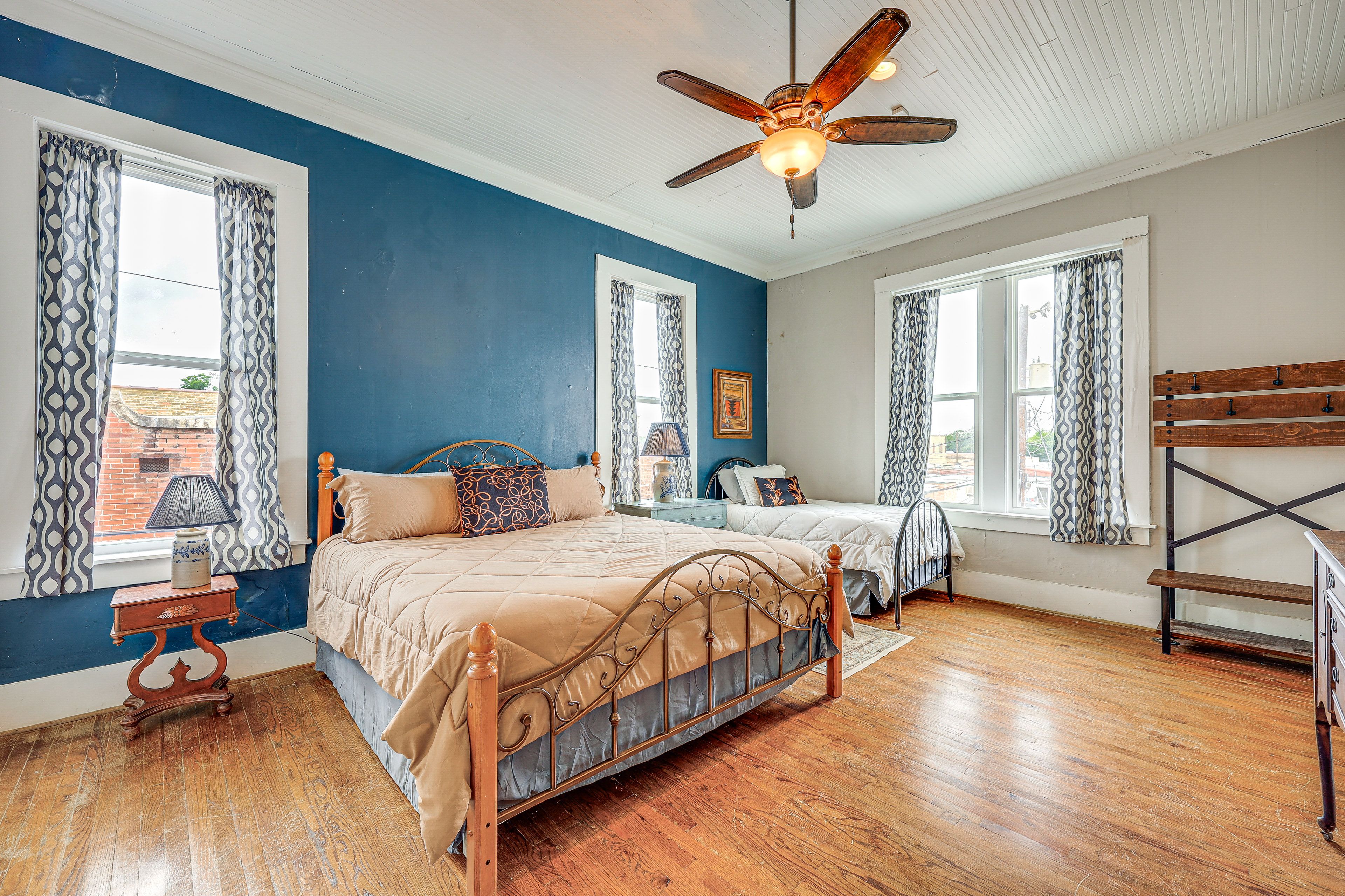 Bedroom 1 | King Bed | Twin Bed